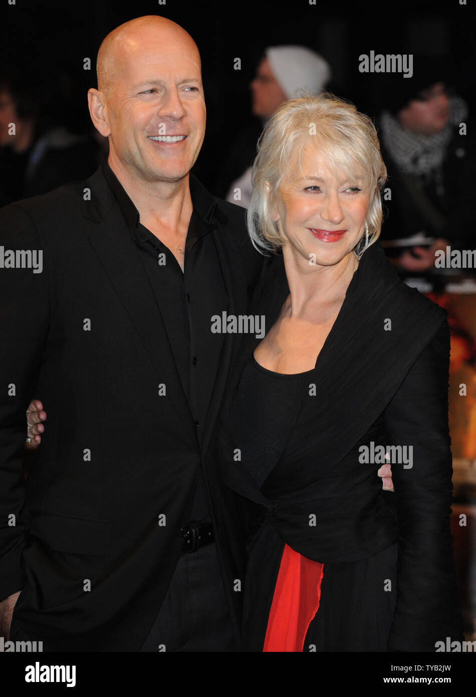 Attore americano Bruce Willis e British attrice Helen Mirren assistere alla premiere di 'Rosso' alla Royal Festival Hall di Londra il 19 ottobre 2010. UPI/Rune Hellestad Foto Stock