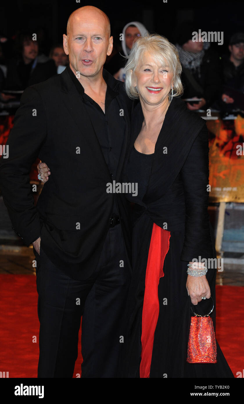 Attore americano Bruce Willis e British attrice Helen Mirren assistere alla premiere di 'Rosso' alla Royal Festival Hall di Londra il 19 ottobre 2010. UPI/Rune Hellestad Foto Stock