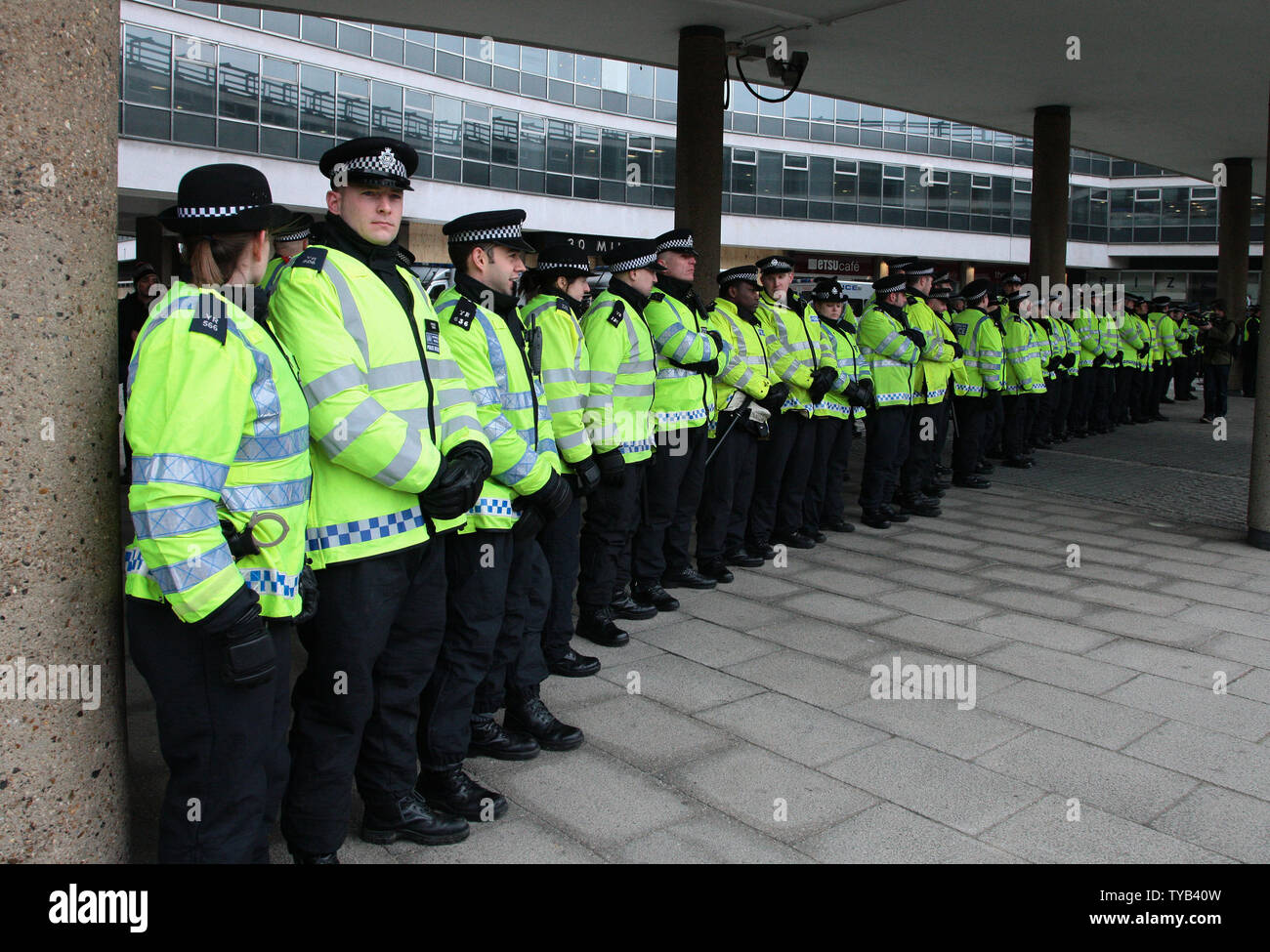 La Metropolitan Police guard partito conservatore sede nel corso di una protesta studentesca in Westminster contro la coalizione di governo la decisione di aumentare le tasse universitarie da fino a € 9000.00 per anno a Londra 29 Gennaio 2011.le proteste degli studenti contro il disegno di legge si sono verificati in tutto il paese. UPI/Hugo Philpott Foto Stock