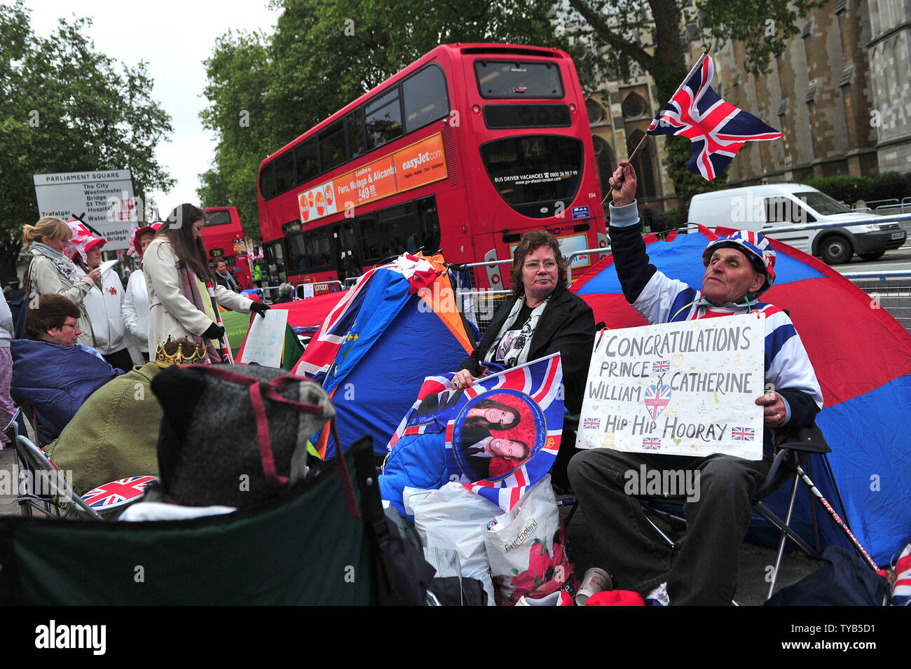 Gli appassionati di Royal attendere nella loro macchie nella parte anteriore di Westminster Abby come fervono i preparativi per le nozze reali tra il principe William e Kate Middleton, a Londra, 28 aprile 2011. Il Royal Wedding avrà luogo in aprile 29th. UPI/Kevin Dietsch Foto Stock