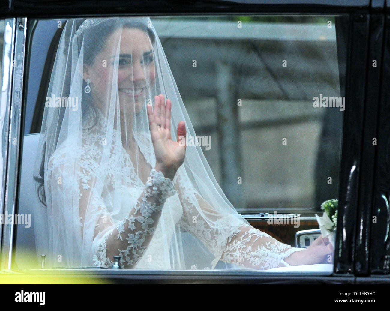 Kate Middleton onde come lei arriva a Westminster Abbey per il suo matrimonio con il principe William a Londra il 29 aprile 2011. Il Royal Wedding avrà luogo prima di 1.900 ospiti. UPI/Kevin Dietsch Foto Stock