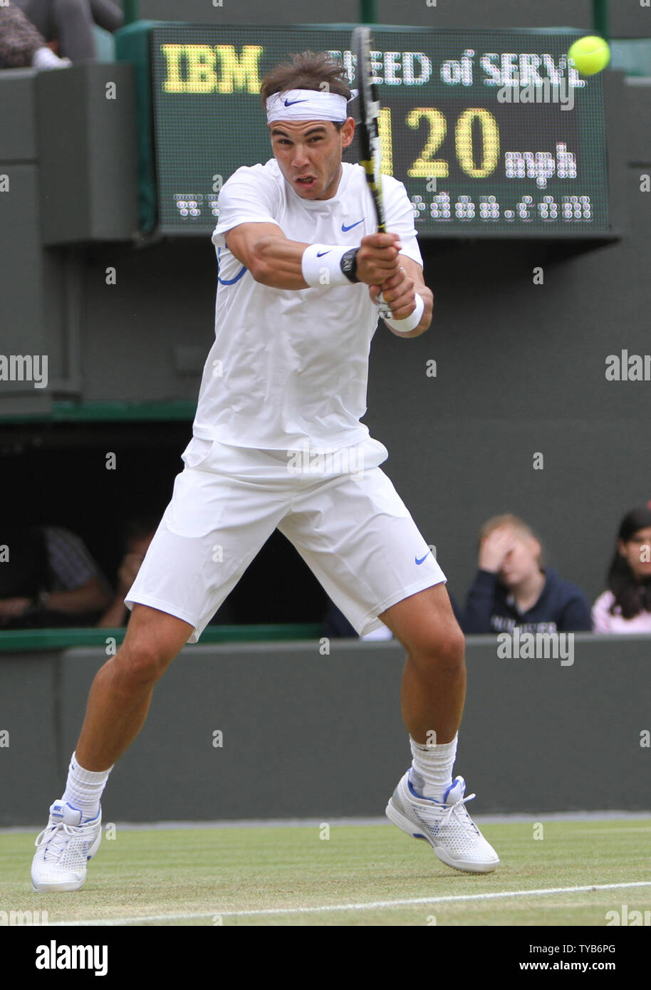 La Spagna di Rafael Nadal ritorna nella sua partita contro il Lussemburgo i Gilles Muller il sesto giorno della 125th campionati di Wimbledon in Wimbledon,Inghilterra Sabato 25 Giugno, 2011. UPI/Hugo Philpott Foto Stock