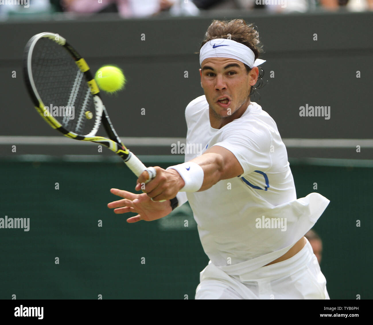 La Spagna di Rafael Nadal ritorna nella sua partita contro il Lussemburgo i Gilles Muller il sesto giorno della 125th campionati di Wimbledon in Wimbledon,Inghilterra Sabato 25 Giugno, 2011. UPI/Hugo Philpott Foto Stock