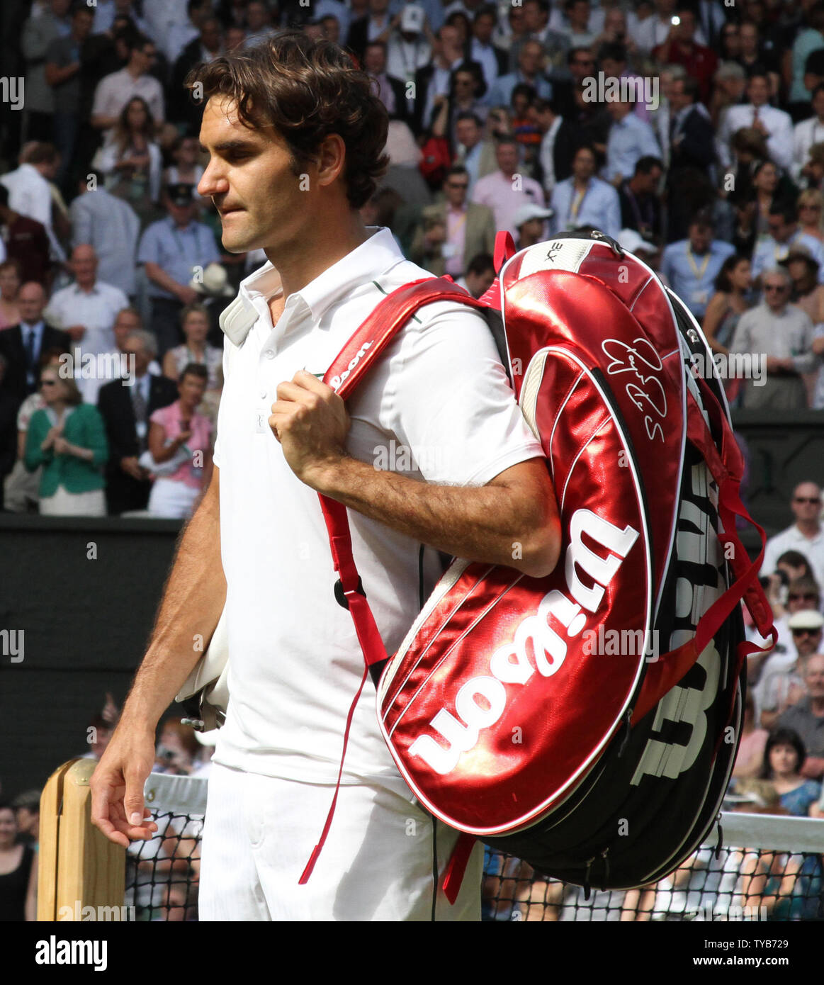 Roger Federer svizzera lascia nella sconfitta nella sua partita con la Francia Jo-Wilfried Tsonga al nono giorno della 125th campionati di Wimbledon in Wimbledon,Inghilterra Mercoledì, 29 giugno 2011. UPI/Hugo Philpott Foto Stock