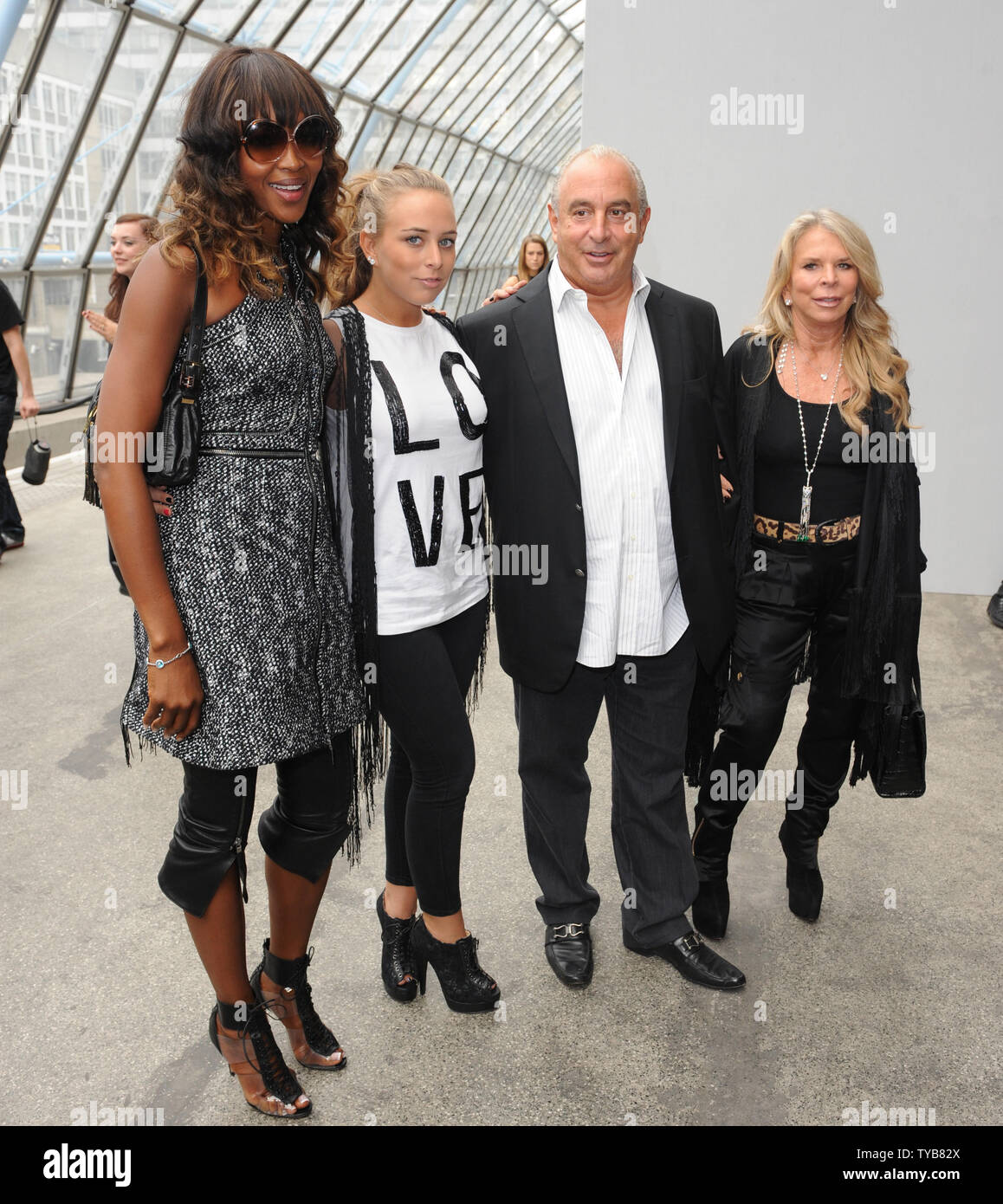 Il modello britannico Naomi Campbell e imprenditore, Philip Green con la figlia Chloe e moglie Tina frequentare Topshop unico Primavera / Estate 2012 sfilata alla Settimana della Moda di Londra il 18 settembre 2011. UPI/Rune Hellestad Foto Stock