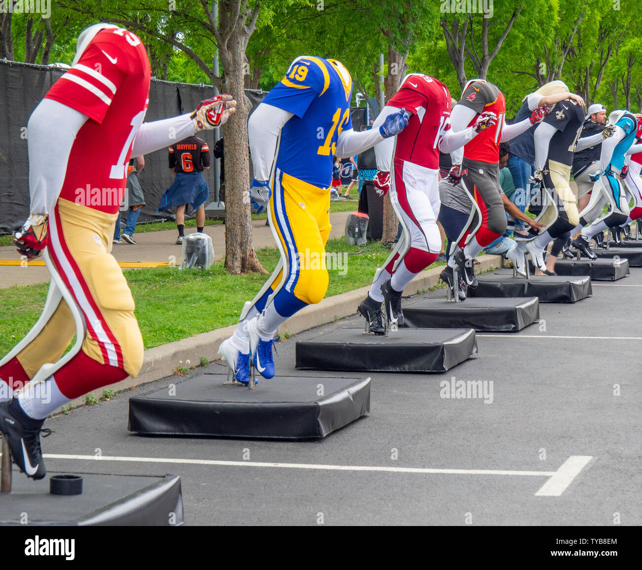 Squadra NFL manichini impostati in modo tale che gli appassionati possono scattare foto nella loro del team uniforme in corrispondenza di NFL Draft 2019 Nissan Stadium, Nashville Tennessee, USA. Foto Stock