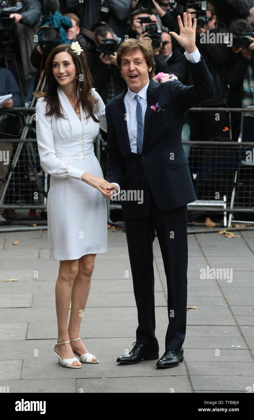 Musicista Paul McCartney e la sua fidanzata americana Nancy Shevell arrivare per le loro nozze al Marylebone register office di Londra domenica 09 ottobre 2011. È stato Paul McCartney il terzo matrimonio e nello stesso luogo come la sua prima moglie Linda. UPI/Hugo Philpott Foto Stock