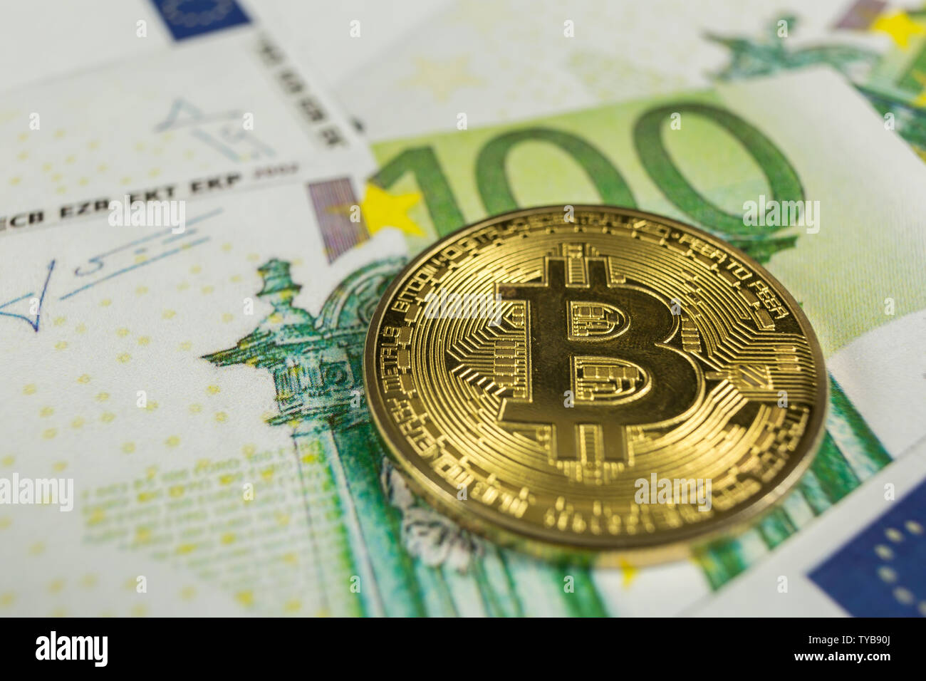 Crypto concetto di valuta - un bitcoin con le fatture in euro Foto Stock