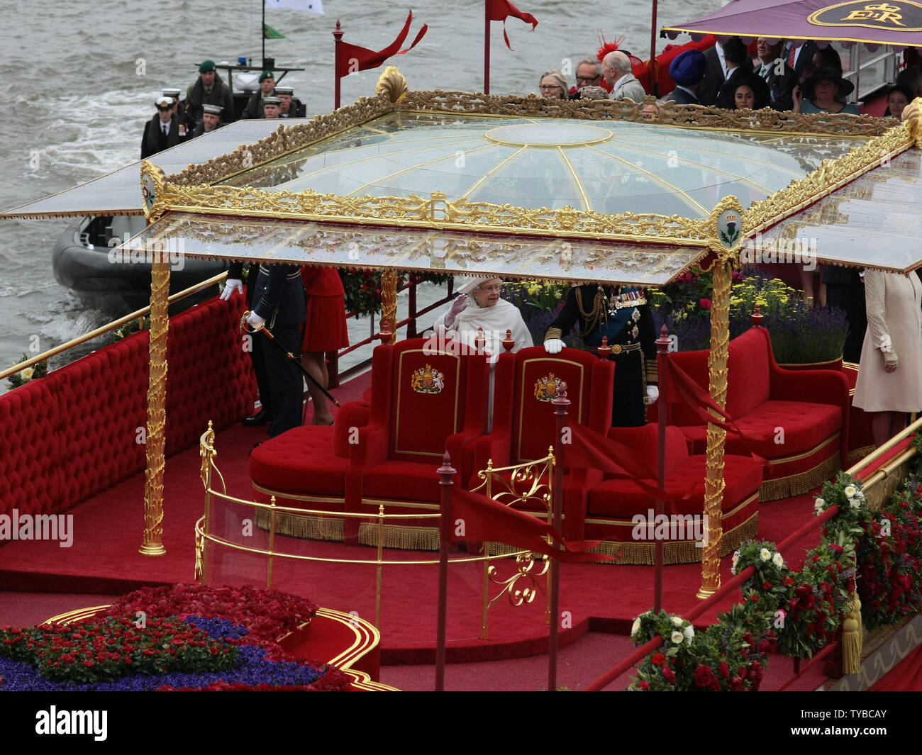 Queen Elizabeth II onde per il popolo sulla Royal Barge 'Lo Spirito di Chartwell" come si naviga il fiume Tamigi per commemorare la Regina Elisabetta II di Diamante Pageant giubilare che celebra i 60 anni del monarca britannico di adesione al trono a Londra il 3 giugno 2012. UPI/Hugo Philpott Foto Stock