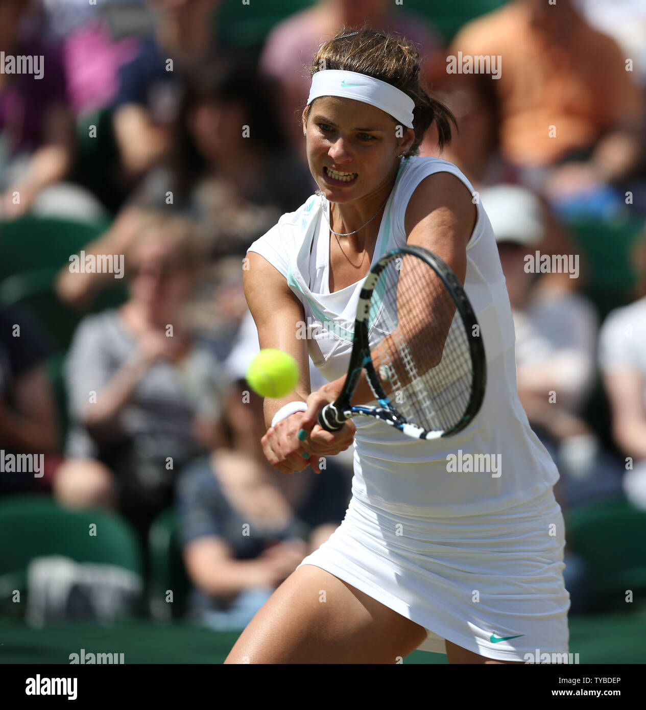 La Germania Julia Goerges ritorna nella sua partita contro la Serbia il Ana Ivanovic il sesto giorno del 2012 campionati di Wimbledon a Londra, giugno 30, 2012. UPI/Hugo Philpott Foto Stock