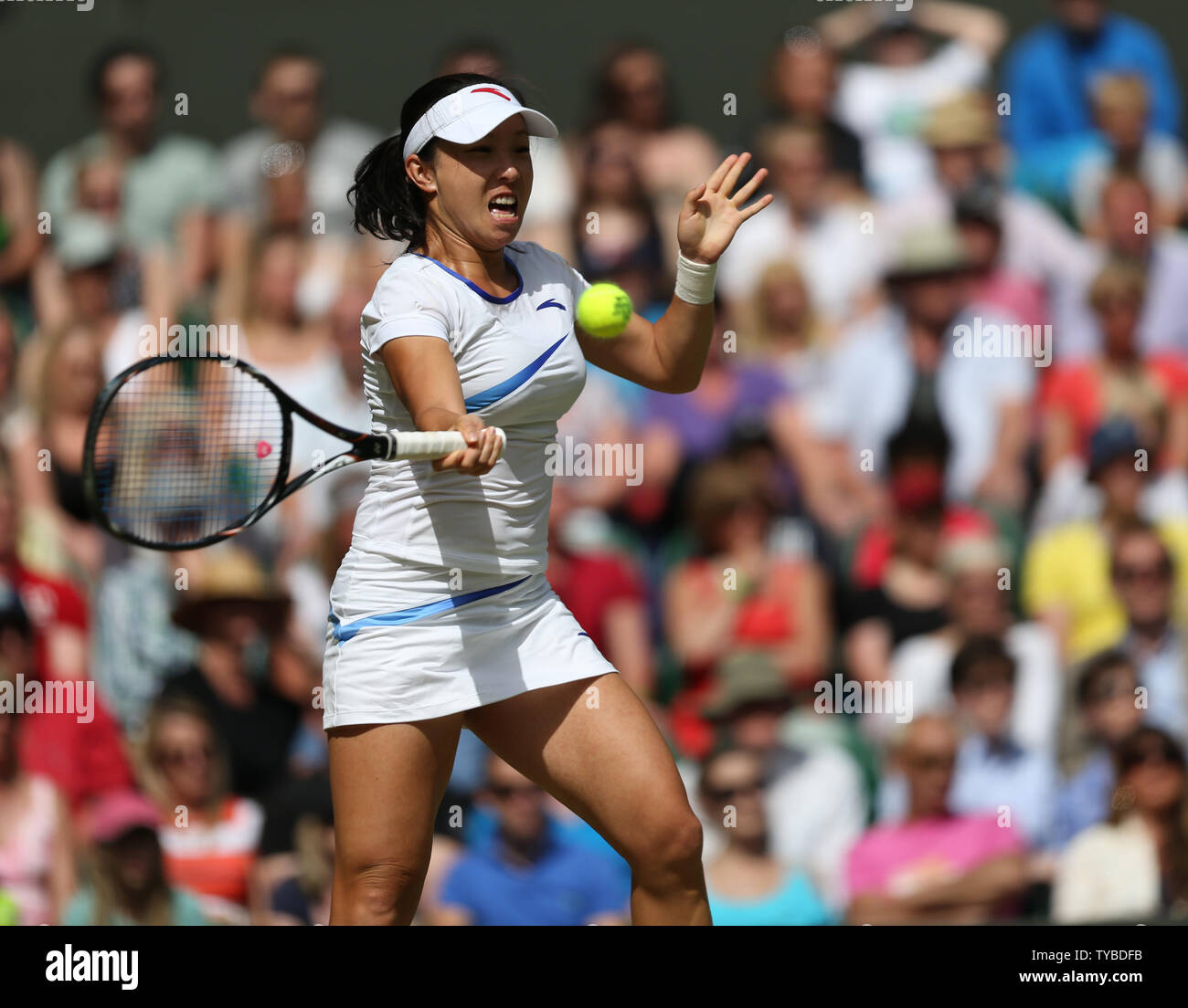 Della Cina di Jie ZHENG ritorna nella sua partita contro l'America Serena Williams nel sesto giorno di 2012 campionati di Wimbledon a Londra, giugno 30, 2012. UPI/Hugo Philpott Foto Stock