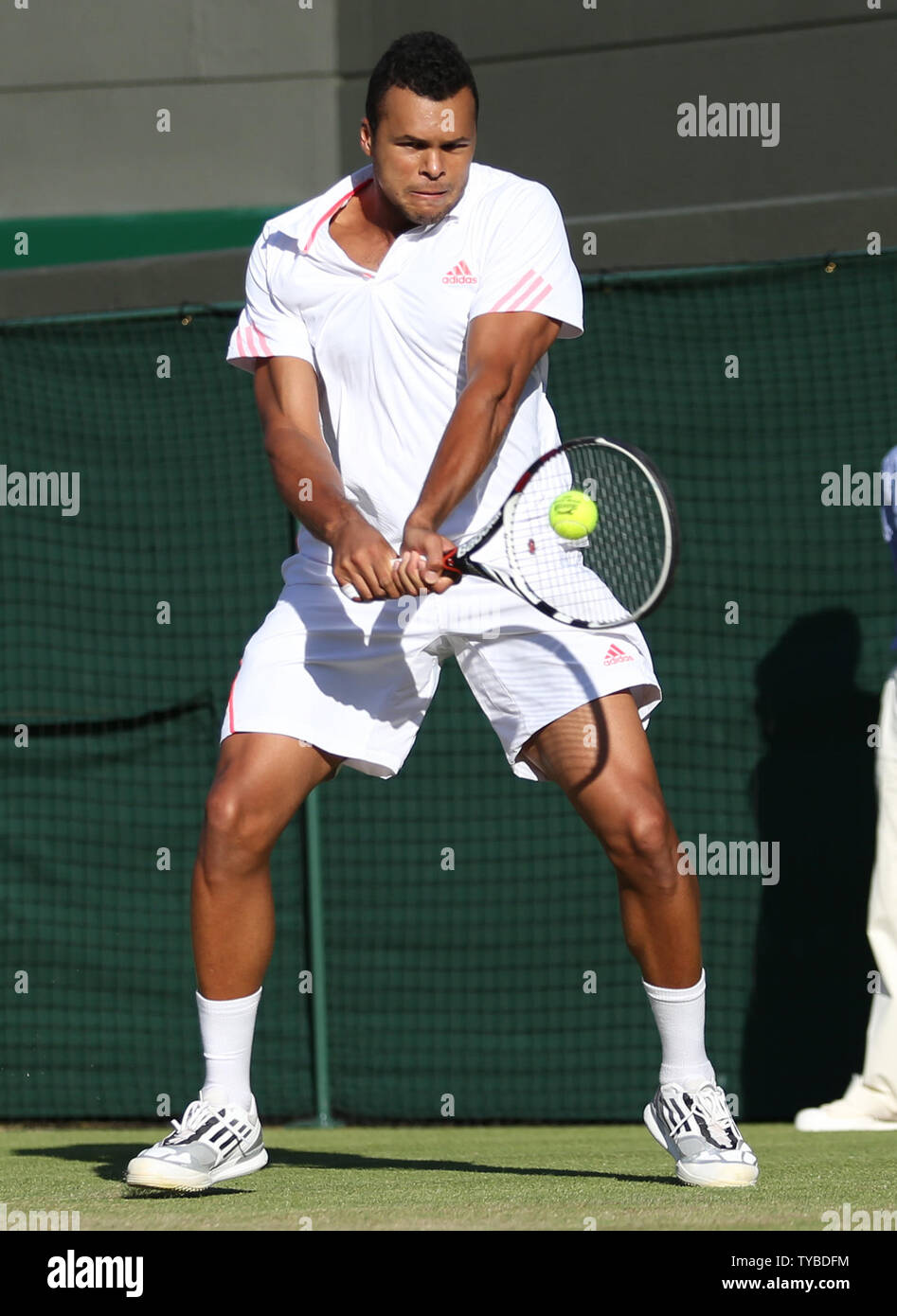 In Francia la Jo-Wilfried Tsonga ritorna nella sua partita contro la Slovacchia all'Lukas Lacko al sesto giorno del 2012 campionati di Wimbledon a Londra, giugno 30, 2012. UPI/Hugo Philpott Foto Stock