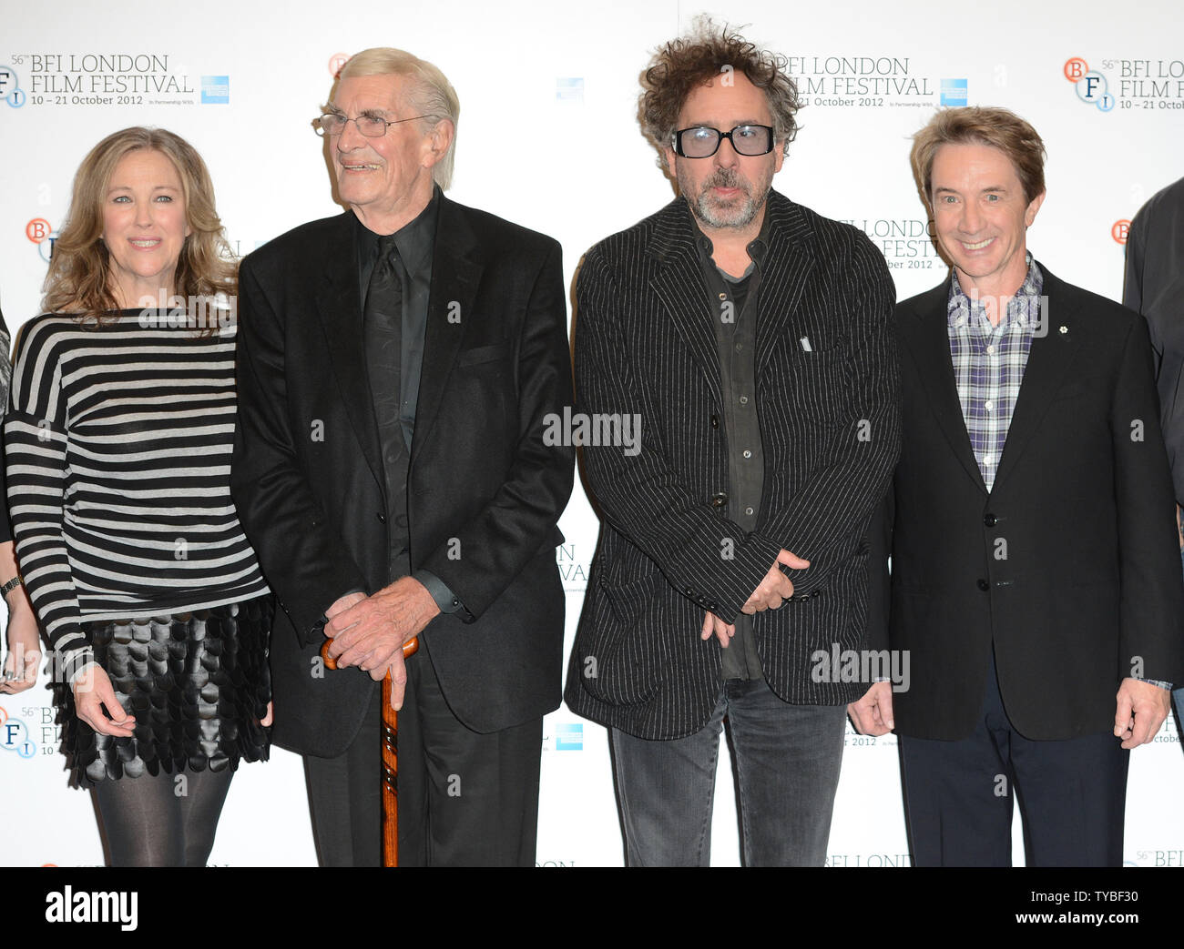 Attrice canadese Catherine O'Hara, attore americano Martin Landau, regista americano Tim Burton e attore americano Martin Short frequentare un photocall per 'Frankenweenie 3D' anticipo del 56th BFI London Film Festival apertura notturna di gala, il Corinthia Hotel di Londra il 10 ottobre 2012. UPI/Paolo Treadway.. Foto Stock