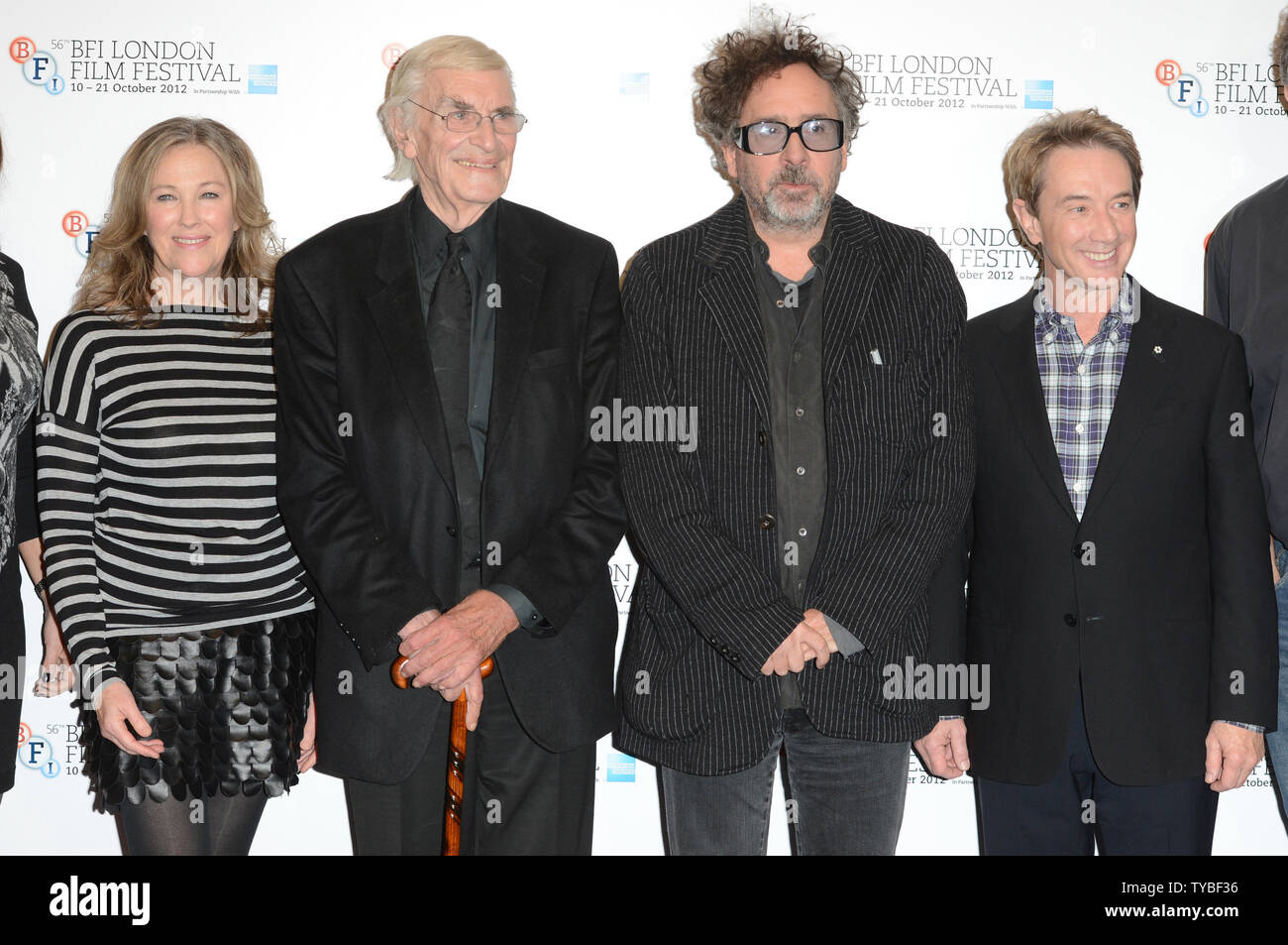 Attrice canadese Catherine O'Hara, attore americano Martin Landau, regista americano Tim Burton e attore americano Martin Short frequentare un photocall per 'Frankenweenie 3D' anticipo del 56th BFI London Film Festival apertura notturna di gala, il Corinthia Hotel di Londra il 10 ottobre 2012. UPI/Paolo Treadway.. Foto Stock