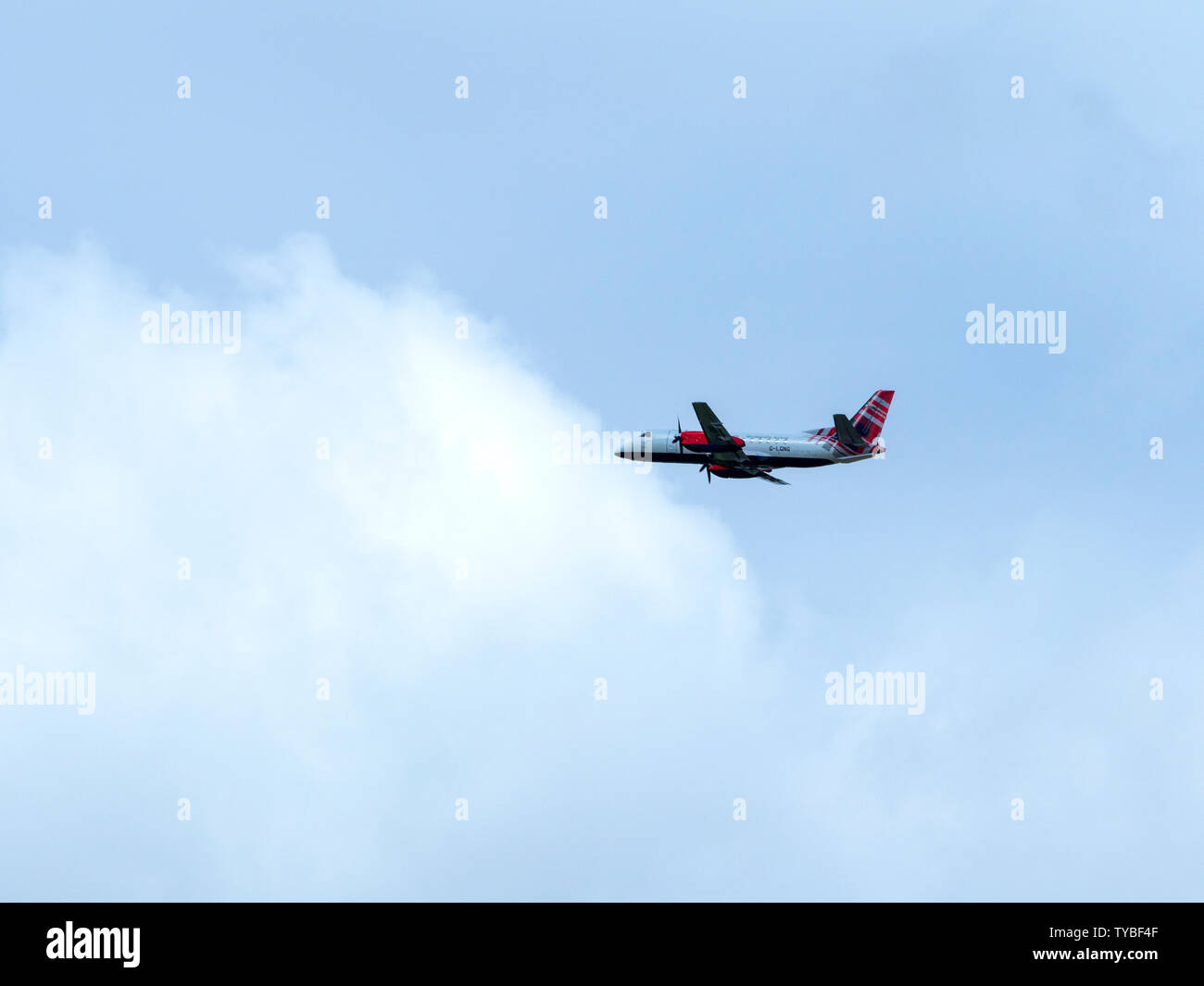Aeroplano Loganair dopo aver lasciato l'aeroporto di Edimburgo, Scozia, Regno Unito Foto Stock