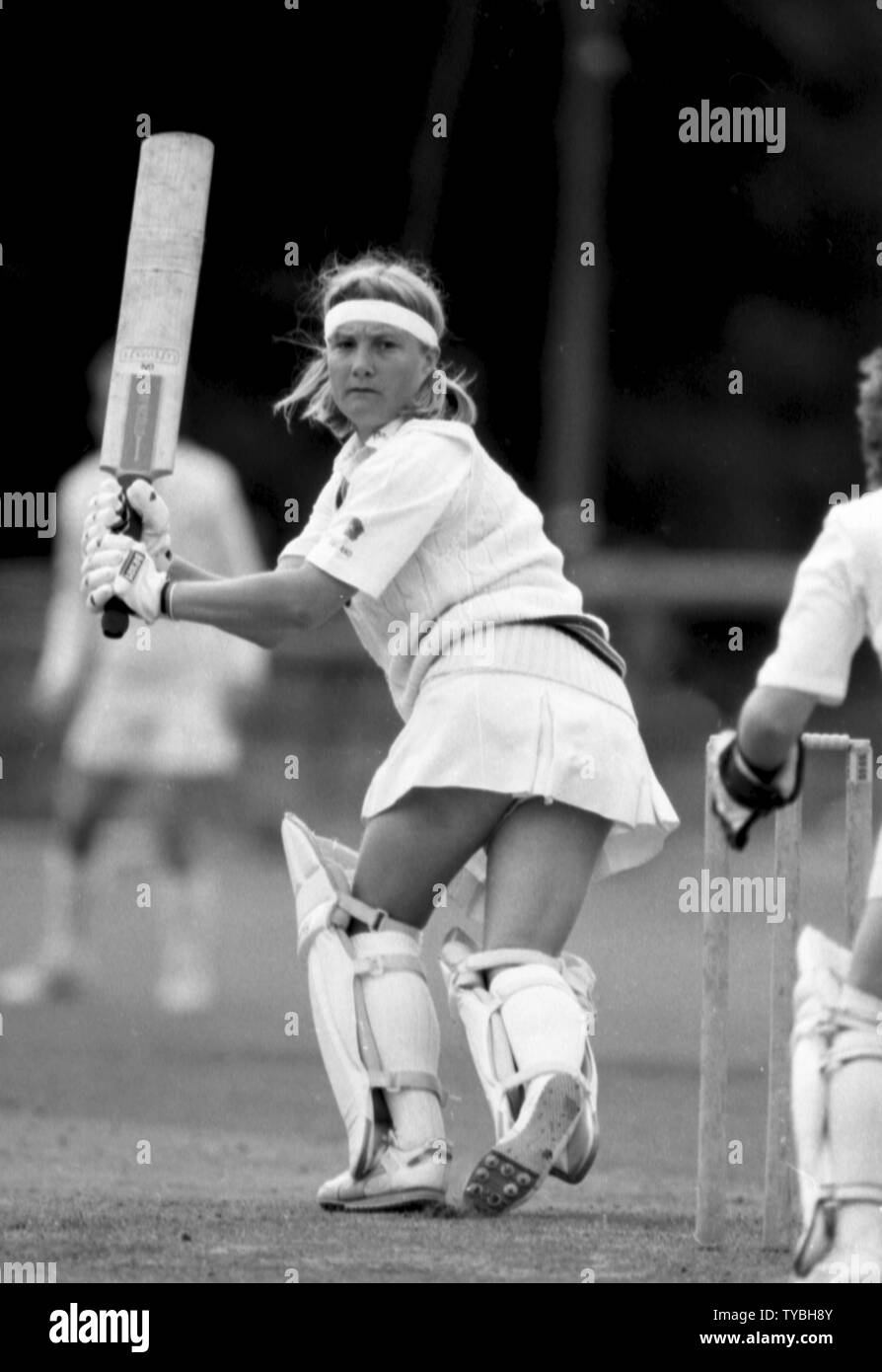 Il 20 luglio 1990 tra Inghilterra e Irlanda Womens Cricket Coppa europea corrispondono a Kirby Moxloe, Leicestershire. Le donne hanno svolto il cricket in gonne e skorts durante questi tempi. Foto di Tony Henshaw Foto Stock