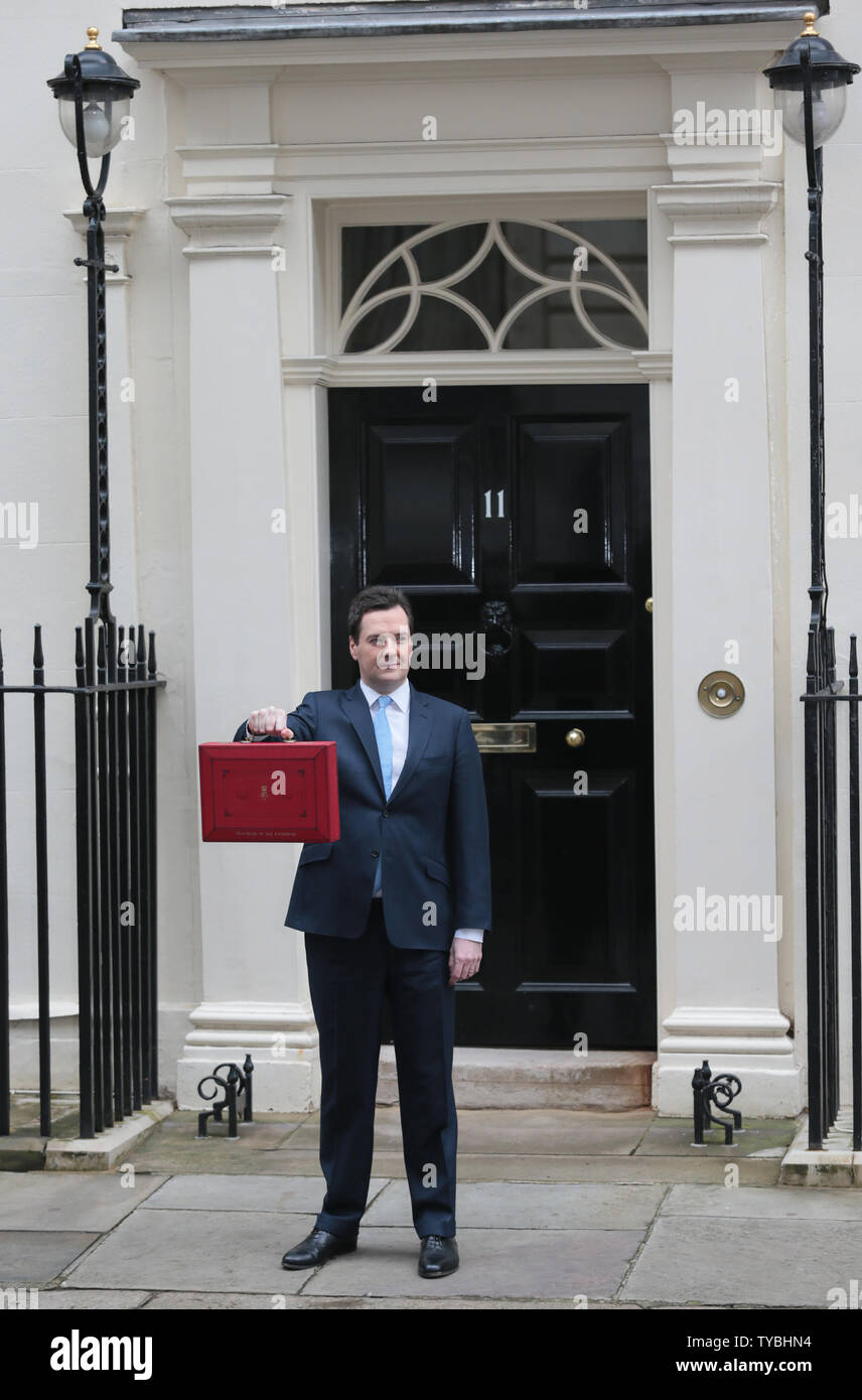 Il cancelliere dello scacchiere britannico George Osborne tiene il suo rosso scatola di spedizione al di fuori No.11 Downing St prima che egli offre il suo budget per le Case del Parlamento e il paese il 20 marzo 2013. Osborne è sotto una crescente pressione da tutti i lati politici per invertire la spirale discendente dell'economia britannica. UPI/Hugo Philpott Foto Stock