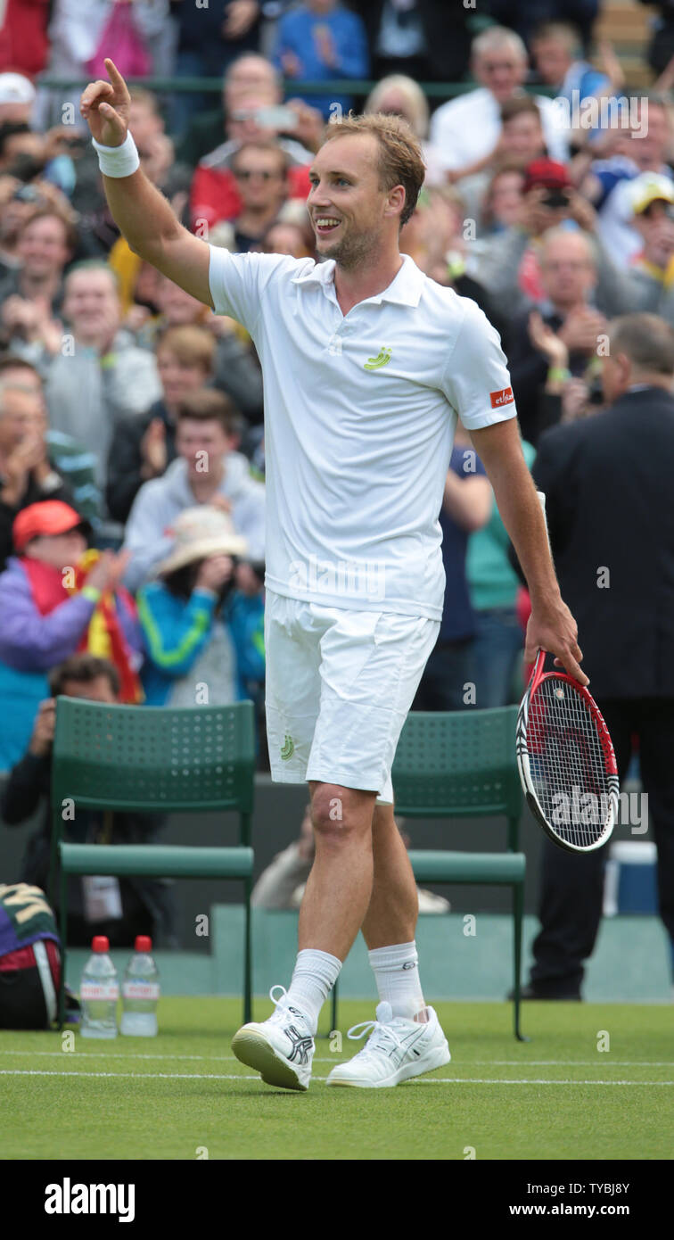 Belgio del Richard Darcis celebra la vittoria sulla Spagna di Rafael Nadal sul primo giorno del 2013 campionati di Wimbledon a Londra lunedì 24 giugno 2013. UPI/Hugo Philpott Foto Stock