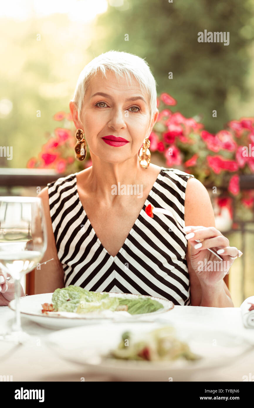 Donna matura indossando abiti avente una cena romantica al di fuori Foto Stock