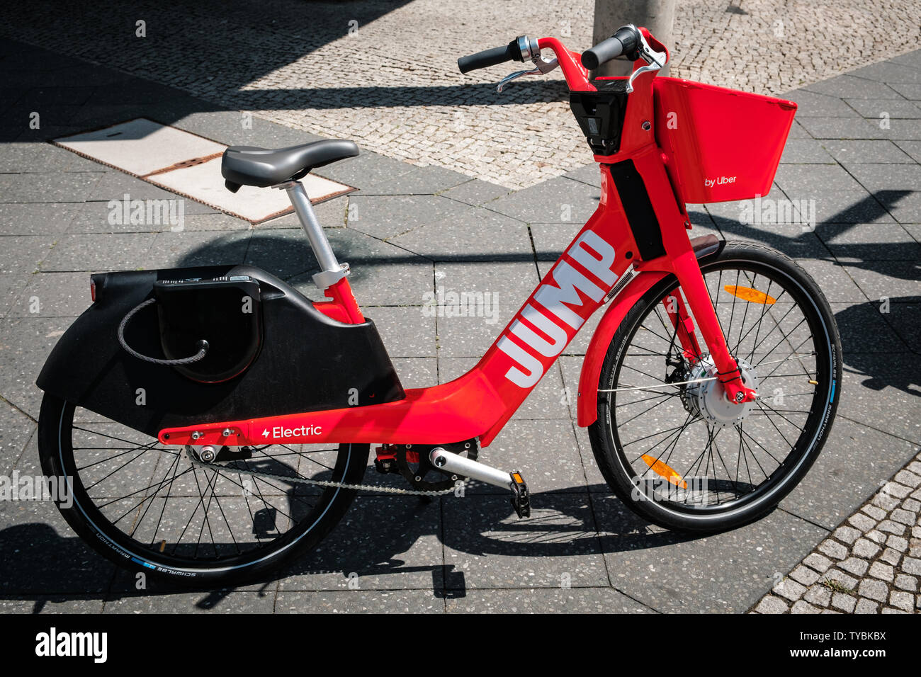 Berlino, Germania - Giugno, 2019: elettrica bike sharing bicicletta, saltare da UBER sul marciapiede a Berlino, Germania Foto Stock