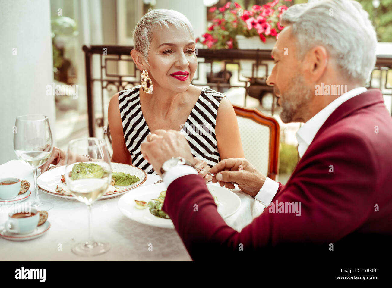 Giovane di età compresa tra il marito e la moglie di gustare la cena al di fuori Foto Stock