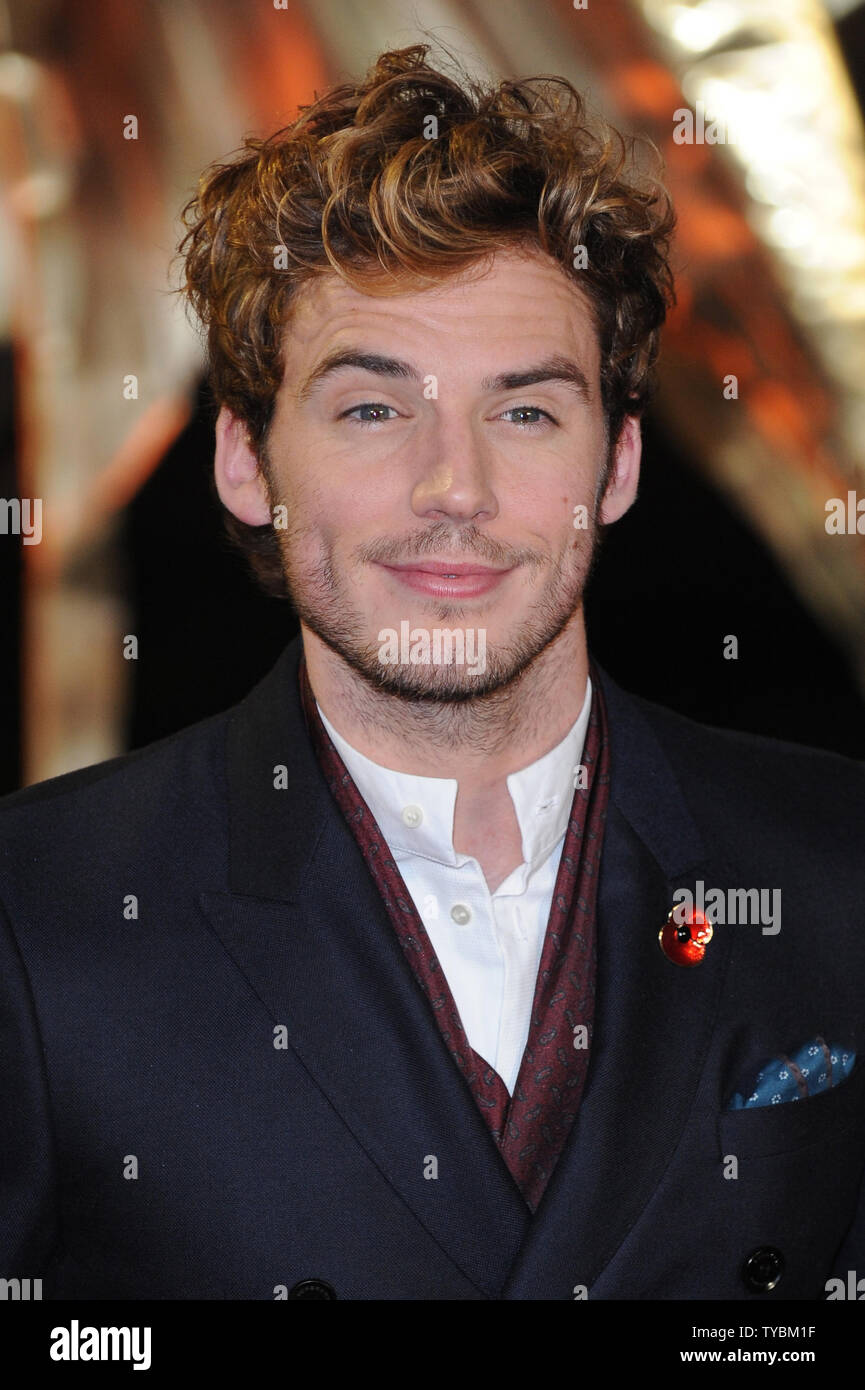 Attore inglese Sam Claflin assiste la prima mondiale di "la fame di giochi: Incendio' all'Odeon Leicester Square a Londra il 11 novembre 2013. UPI/Paolo Treadway Foto Stock