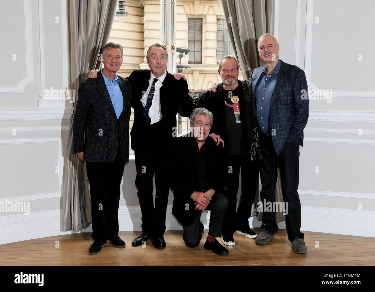 Il Monty Python pista di (L-R) Michael Palin, Eric Idle,Terry Jones, Terry Gilliam e John Cleese frequentare un photocall per pubblicizzare un una reunion show al Corinthia Hotel in Londra, giovedì, 21 novembre 2013. L'evento a Londra la O2 Arena è conteggiato come un unico evento, ma dicono altri spettacoli sono possibili. UPI/Hugo Philpott Foto Stock