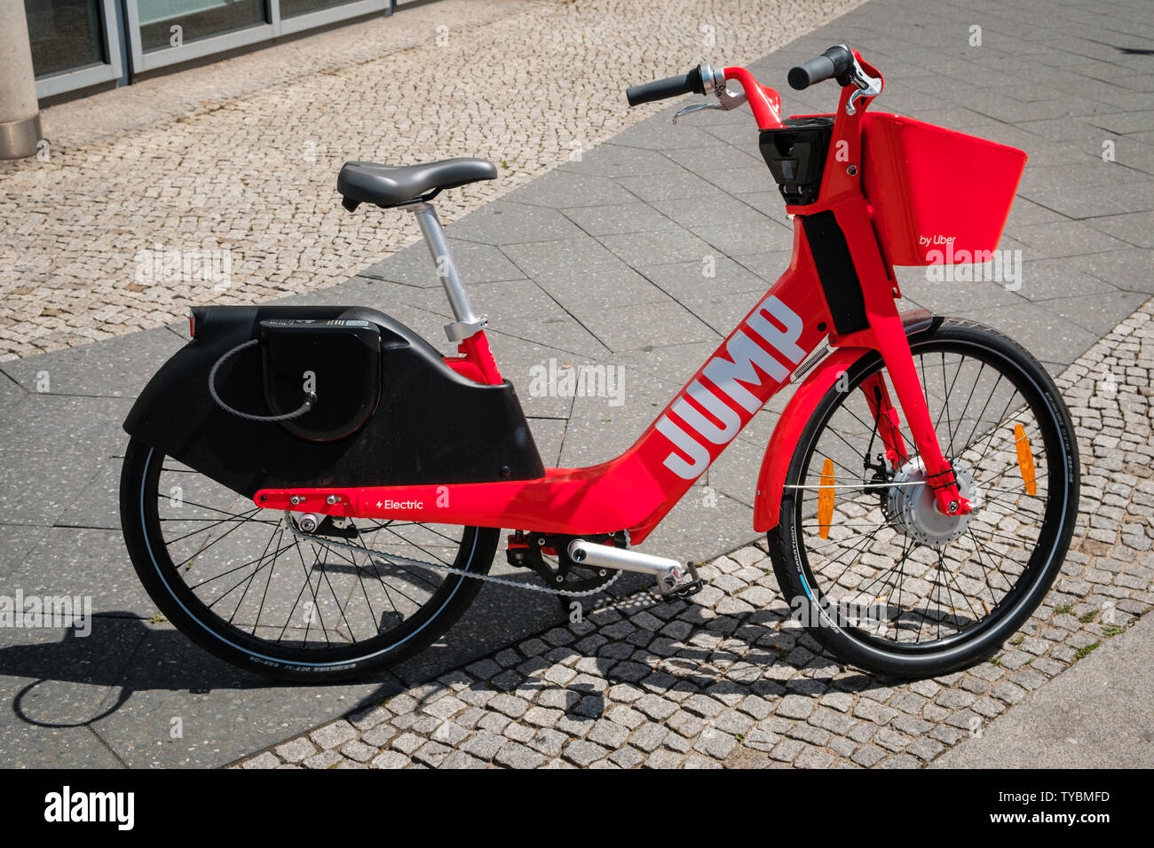 Berlino, Germania - Giugno, 2019: elettrica bike sharing bicicletta, saltare da UBER sul marciapiede a Berlino, Germania Foto Stock