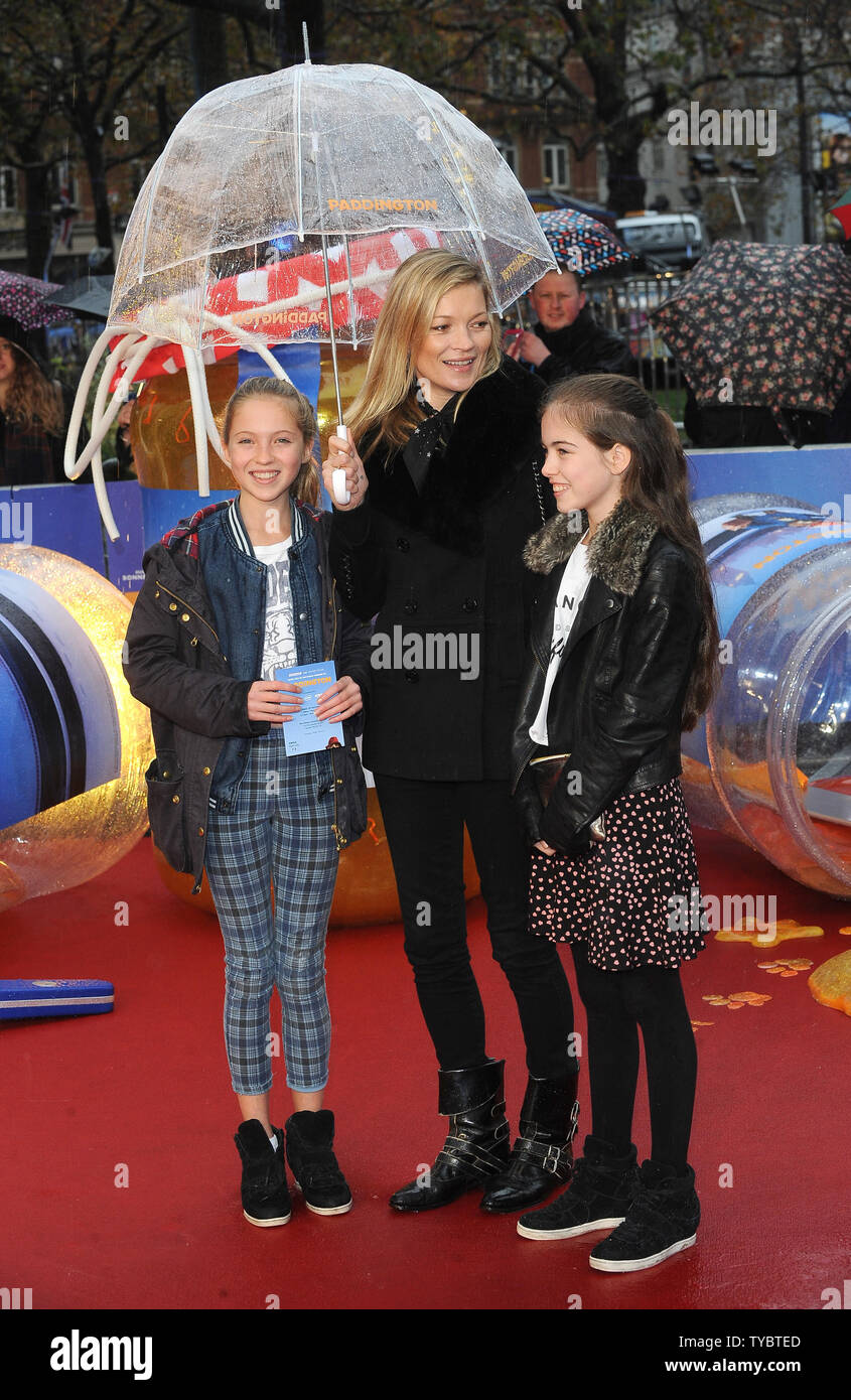 Modello inglese Kate Moss e la figlia Lila Grace frequentare la prima mondiale di "Paddington all' Odeon Leicester Square a Londra il 23 novembre 2014. UPI/Paolo Treadway Foto Stock