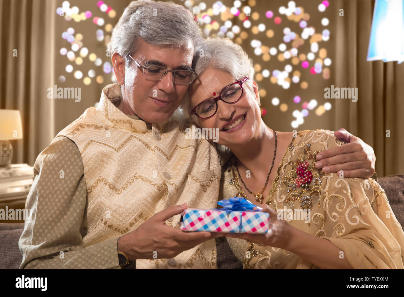 Il vecchio uomo dando Diwali dono a sua moglie il Diwali celebrazioni Foto Stock