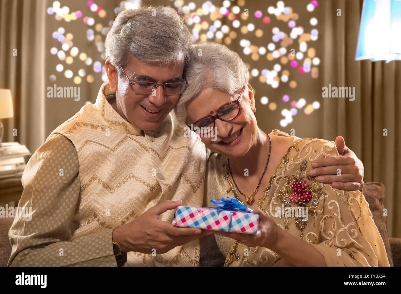 Il vecchio uomo dando Diwali dono a sua moglie il Diwali celebrazioni Foto Stock