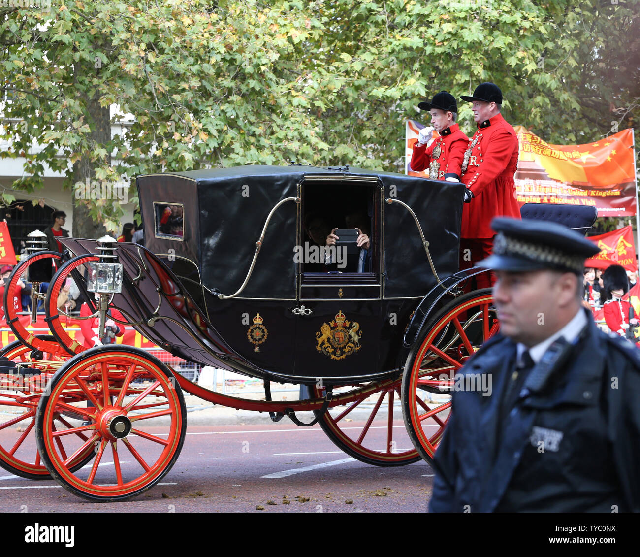 Un membro dello Stato cinese partito viaggi dal carrello a Buckingham Palace a Londra nel mese di ottobre 20,2015. Presidente Xi Jinping stasera partecipare ad un banchetto di stato in suo onore e per i prossimi quattro giorni incontra il primo ministro britannico, parlare con la Casa del Parlamento e i viaggi a Manchester per i negoziati commerciali. Foto di Hugo Philpott/UPI. Foto Stock