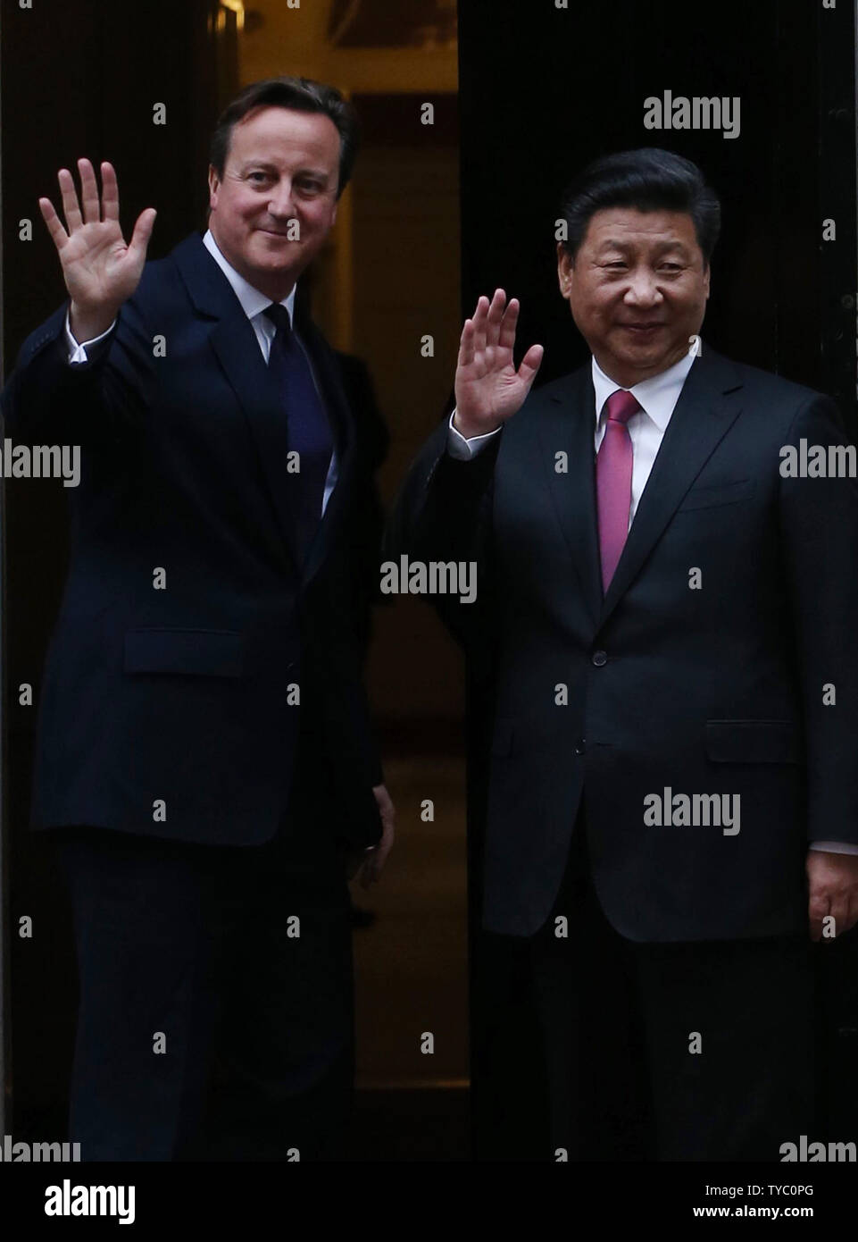 Primo Ministro britannico David Cameron incontra il presidente cinese Xi Jinping a No.10 Downing St a Londra nel mese di ottobre 21,2015. Presidente Jinping sarà nel Regno Unito per quattro giorni in cui egli sarà coinvolto con scambi culturali e colloqui. Foto di Hugo Philpott/UPI. Foto Stock