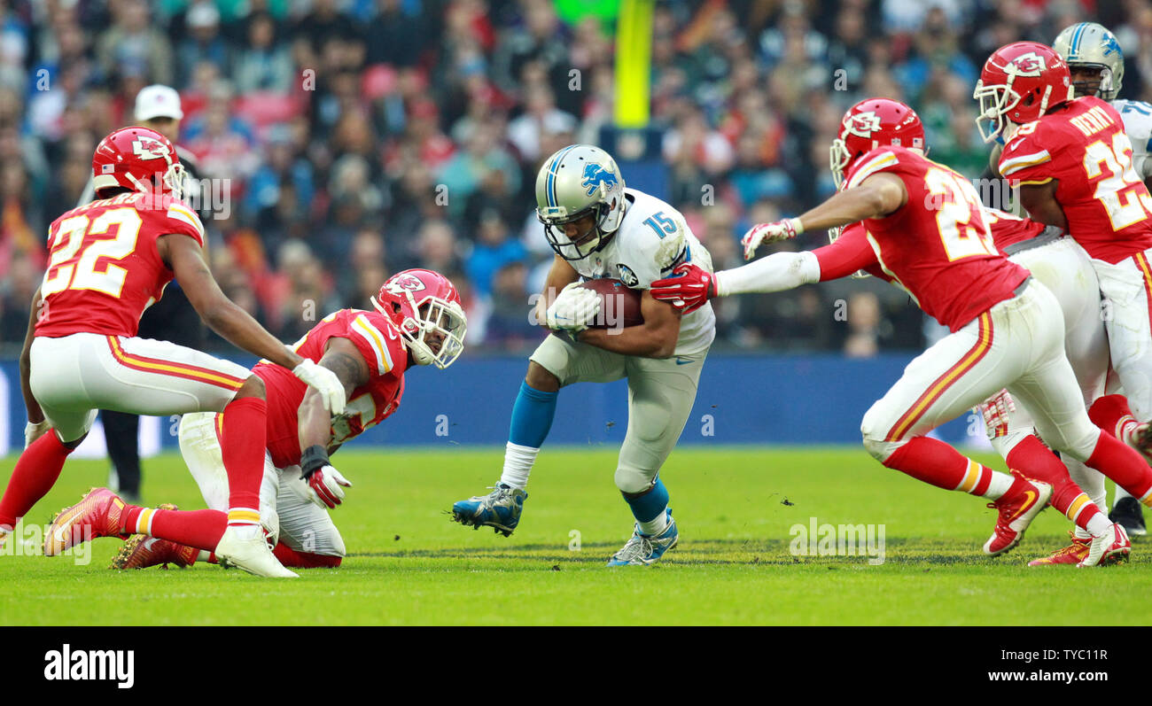 Supporto a sfera Detroit Lions ricevente larga Golden Tate durante un internazionali serie NFL partita contro Detroit Lions e il Kansas City Chiefs presso lo Stadio di Wembley a Londra il 1 novembre 2015. Foto di Sean Dempsey/UPI. Foto Stock