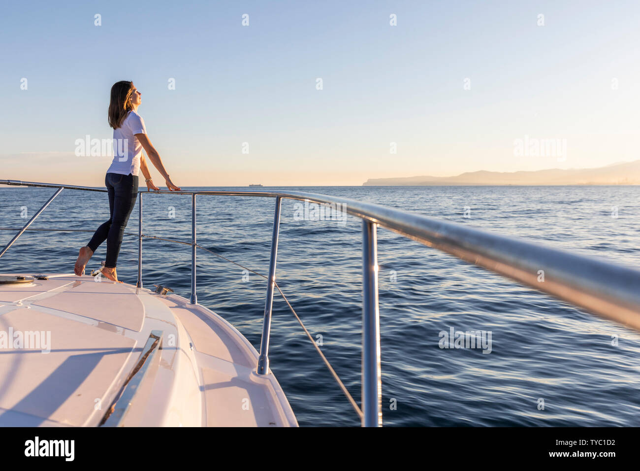 Donna felice sullo yacht Foto Stock