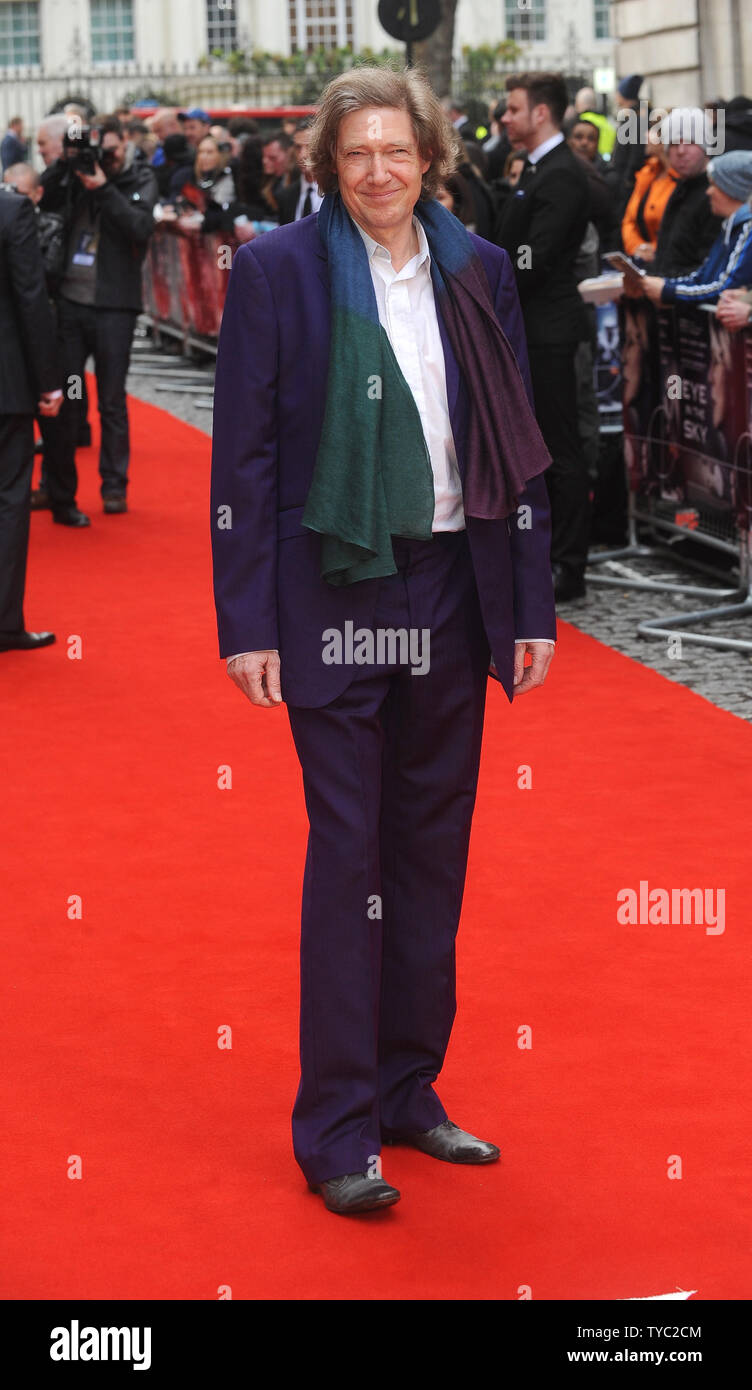 Sceneggiatore britannico Guy Hibbert assiste il Regno Unito Premiere di occhio nel cielo a Curzon Mayfair di Londra il 11 aprile 2016. Foto di Paul Treadway/ UPI Foto Stock