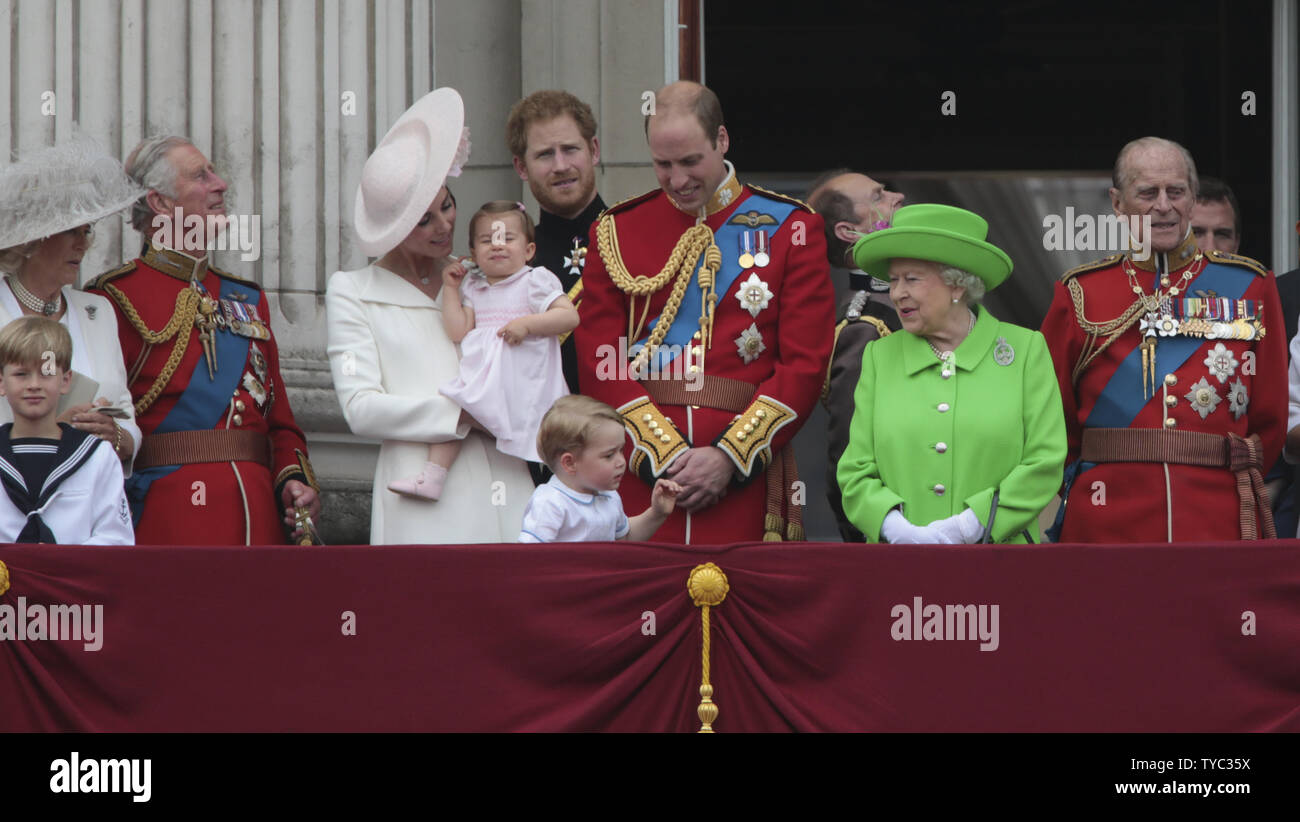 Catherine,Duchessa di Cambridge,Princess Charlotte,Prince George,Principe Harry,William Duca di Cambridge, Sua Maestà la regina,Duca di Edimburgo guardare il flypast dal balcone di Buckingham Palace a annuale "Trooping il colore' per celebrare la regina novantesimo compleanno presso il centro commerciale di Londra Giugno 11, 2016. La cerimonia è la Regina Elisabetta 11 compleanno annuale parata e risale ai tempi del Re Carlo 11. Foto di Hugo Philpott/UPI Foto Stock