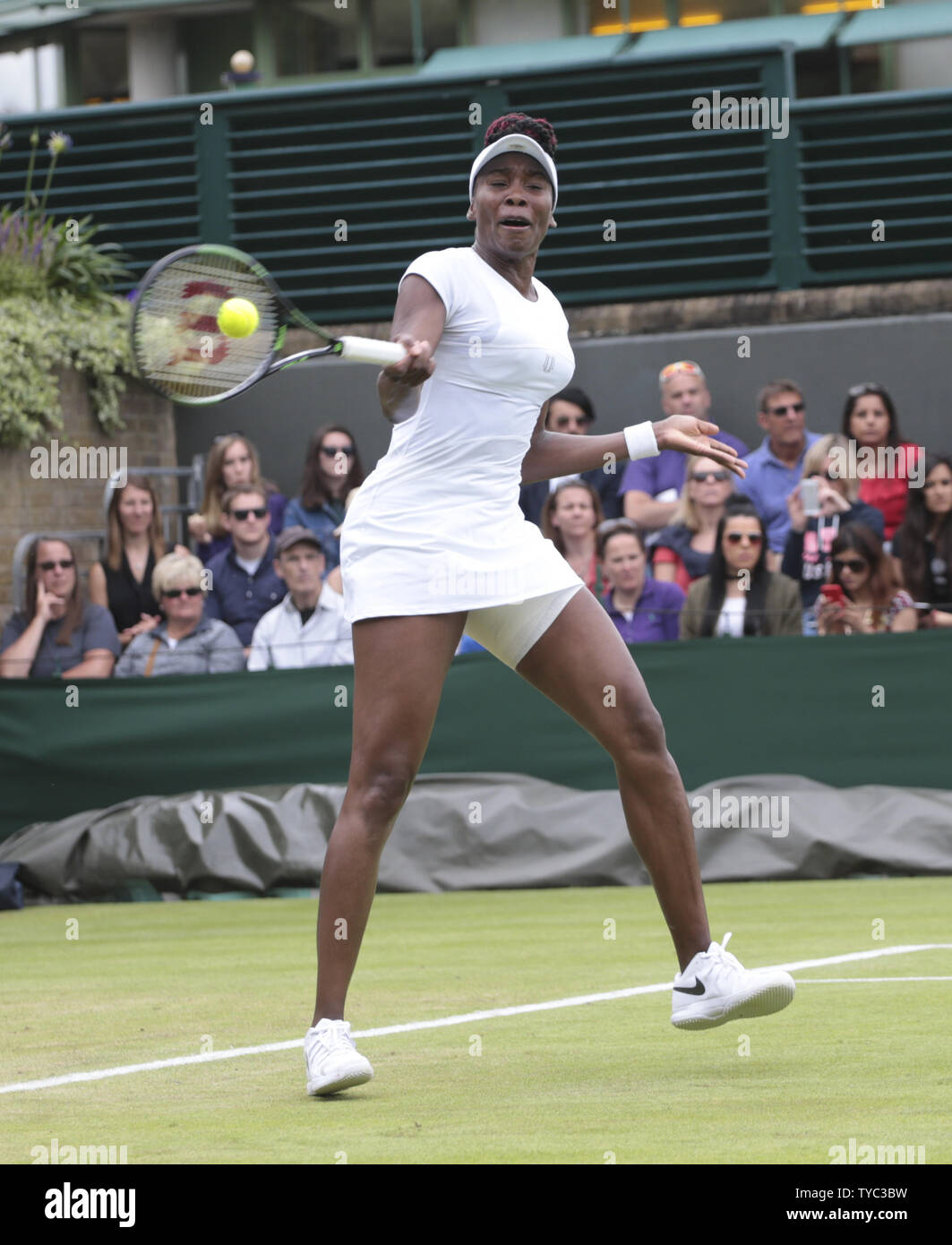 American Venus Williams restituisce la sfera nella sua partita contro il tedesco Maria Sakkari il giorno quattro del 2016 campionati di Wimbledon a Wimbledon, Londra Giugno 30, 2016. Foto di Hugo Philpott/UPI Foto Stock