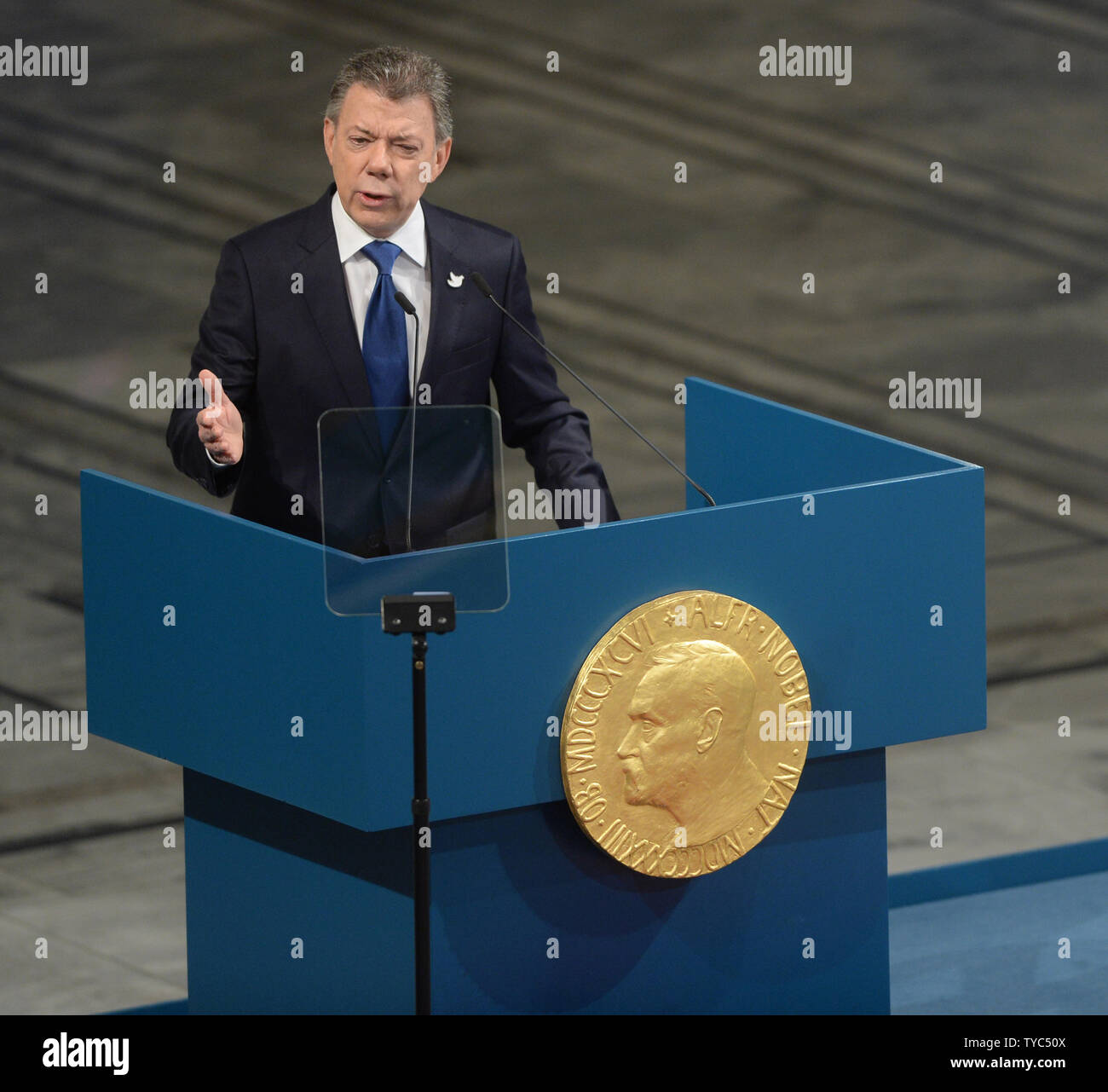 Il presidente colombiano Juan Manuel Santos assiste il Premio Nobel per la pace Cerimonia di Premiazione presso il Municipio di Oslo il 10 dicembre 2016. Santos è stato aggiudicato il 2016 Premio Nobel per la pace per il raggiungimento di un accordo con i ribelli marxista alla fine a 52 anni di guerra civile. Foto di Rune Hellestad/ UPI Foto Stock