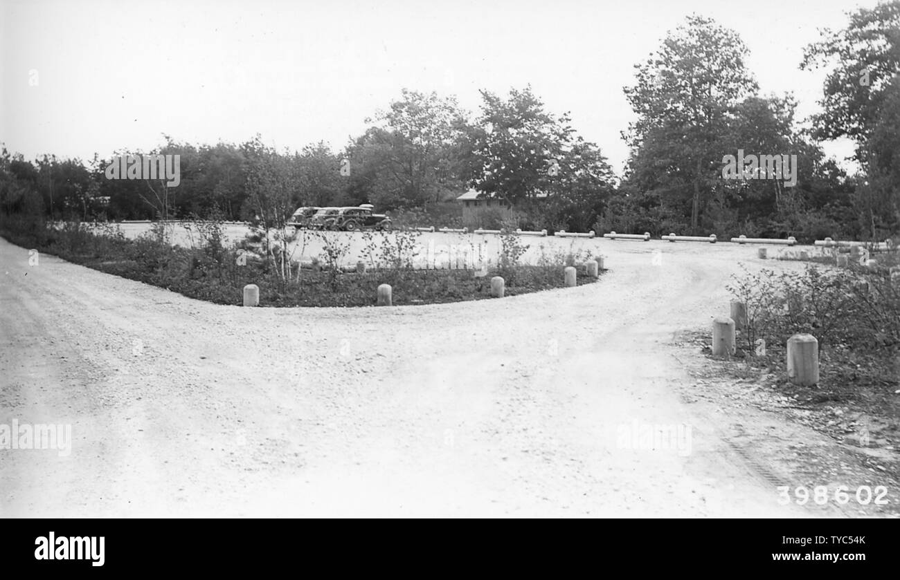Fotografia di strada di accesso; l'ambito e il contenuto: didascalia originale: Entrance road, area parcheggio per 180 automobili e del by-pass. Bene la ghiaia e terra battuta, posto di guardia e rampa per una regolamentazione efficace ed economica ancora paesaggio artistico piantagione di wildings. Foto Stock