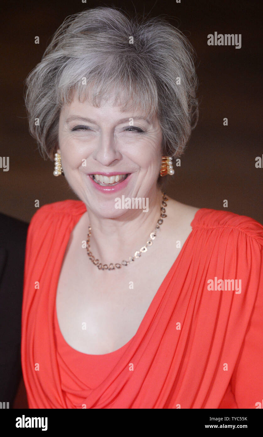 Il Primo Ministro inglese Teresa maggio partecipa al Sun premi militare alla Guildhall a Londra il 14 dicembre 2016. Foto di Rune Hellestad/ UPI Foto Stock
