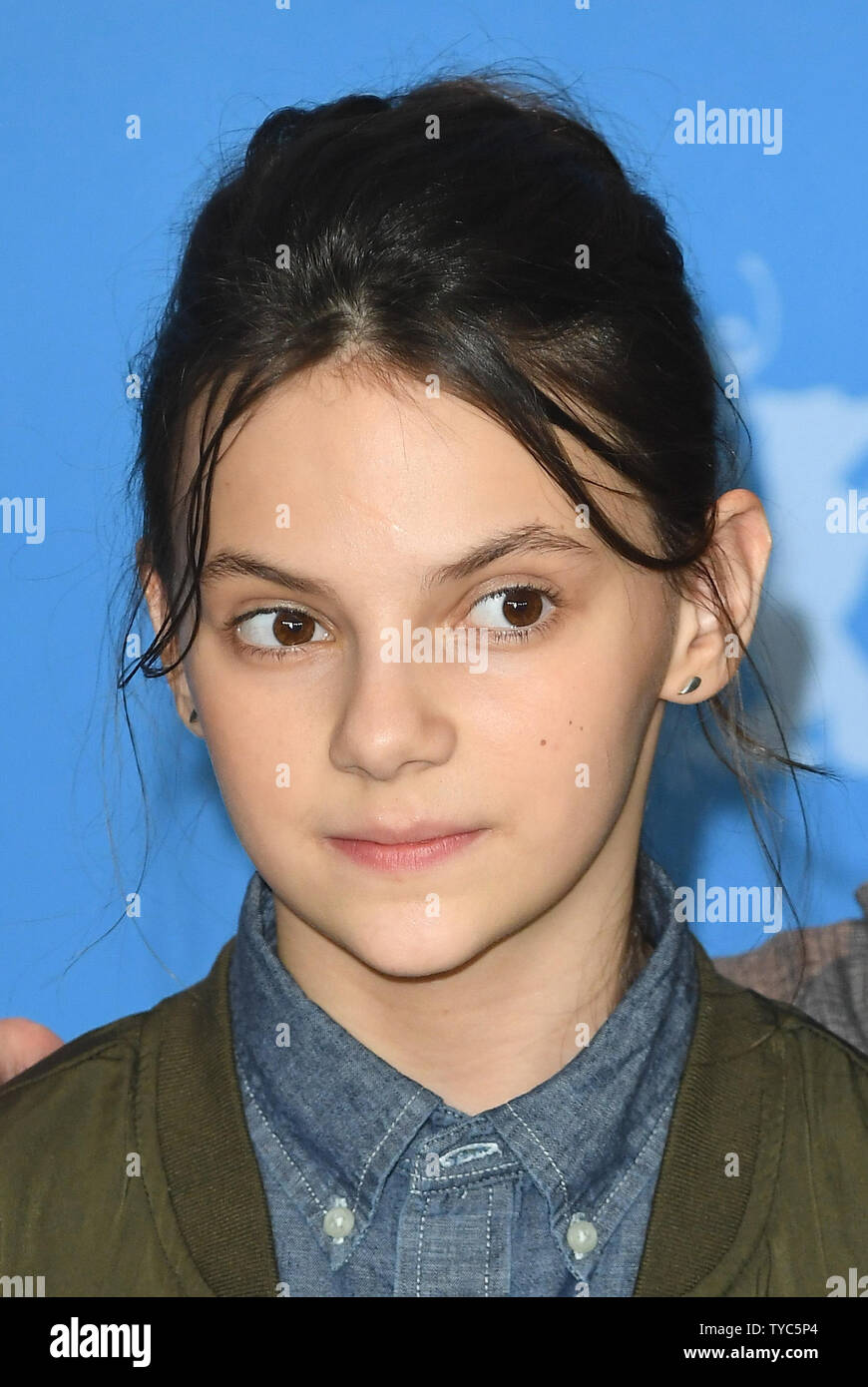 British attrice Dafne Keen attendz il photocall per Logan presso il Grand Hyatt Hotel di Berlino il 17 febbraio 2017. Foto di Paul Treadway/ UPI Foto Stock