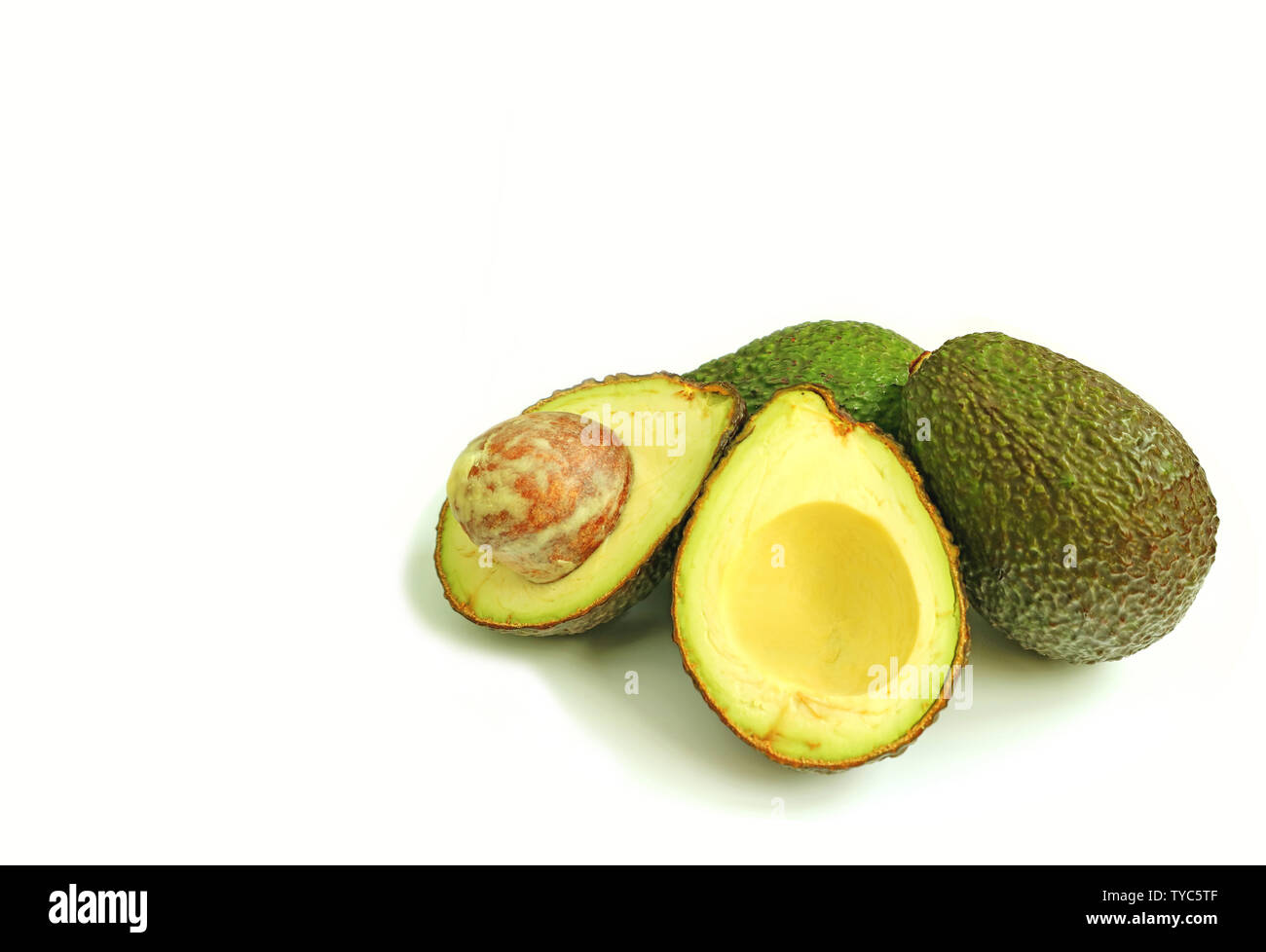 Fresco di avocado maturi frutti interi e tagliati a metà isolato su sfondo bianco con spazio di copia Foto Stock