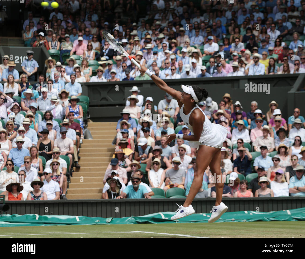 Gran Bretagna Heather Watson serve nella sua partita contro la Bielorussia Victoria Azarenka al giorno cinque del 2017 campionati di Wimbledon di Londra il 07 luglio, 2017. Foto di Hugo Philpott/UPI. Foto Stock