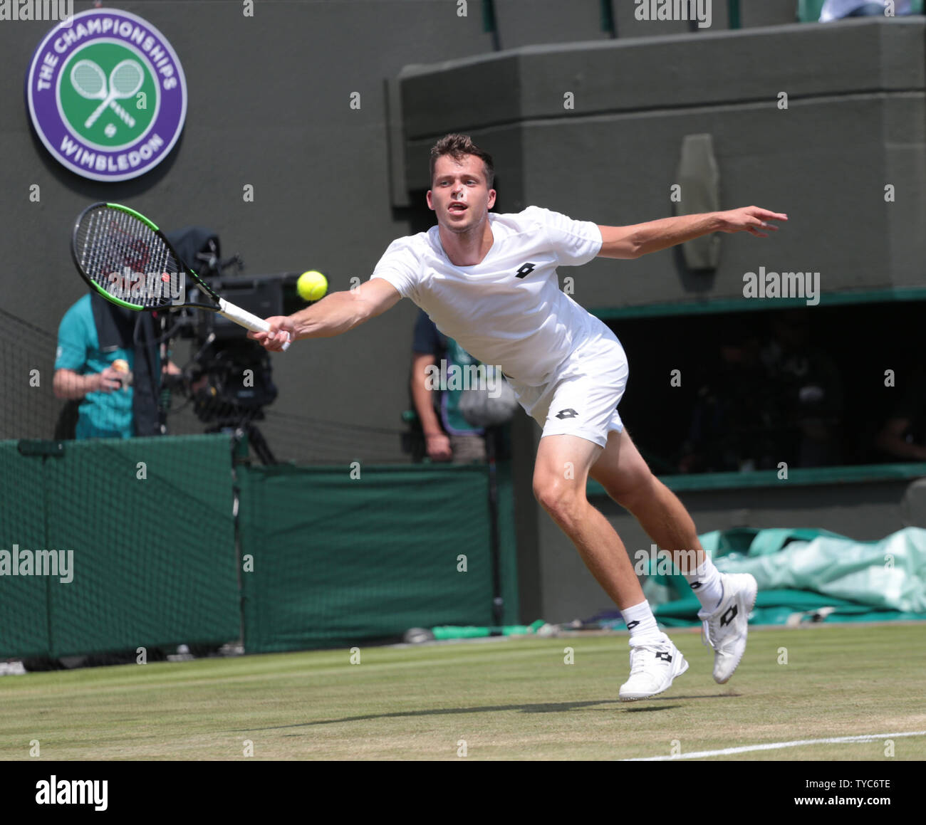 Ceco Adam Pavlasek ritorna nella sua partita contro il serbo Novak Djokovic il giorno quattro del 2017 campionati di Wimbledon di Londra il 6 luglio 2017. Foto di Hugo Philpott/UPI Foto Stock