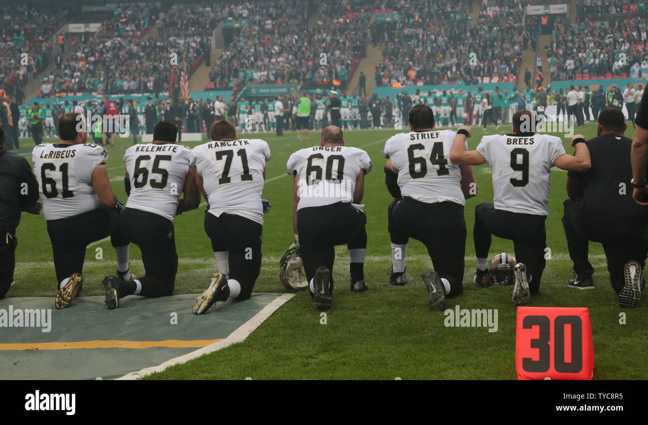 New Orleans Saints inginocchiarsi prima l'inno nazionale nella NFL International Series match contro i delfini di Miami al Wembley Stadium di Londra il 1 ottobre 2017. New Orleans beat Miami 20-0. Foto di Hugo Philpott/UPI Foto Stock