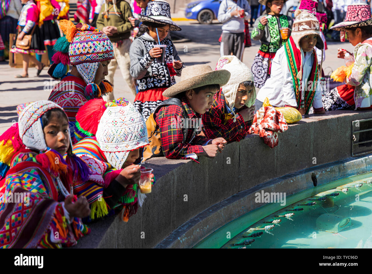 I bambini in abito tradizionale che protestavano per i loro diritti ad un alloggio adeguato, istruzione e assistenza sanitaria, Cusco, Perù, Sud America Foto Stock