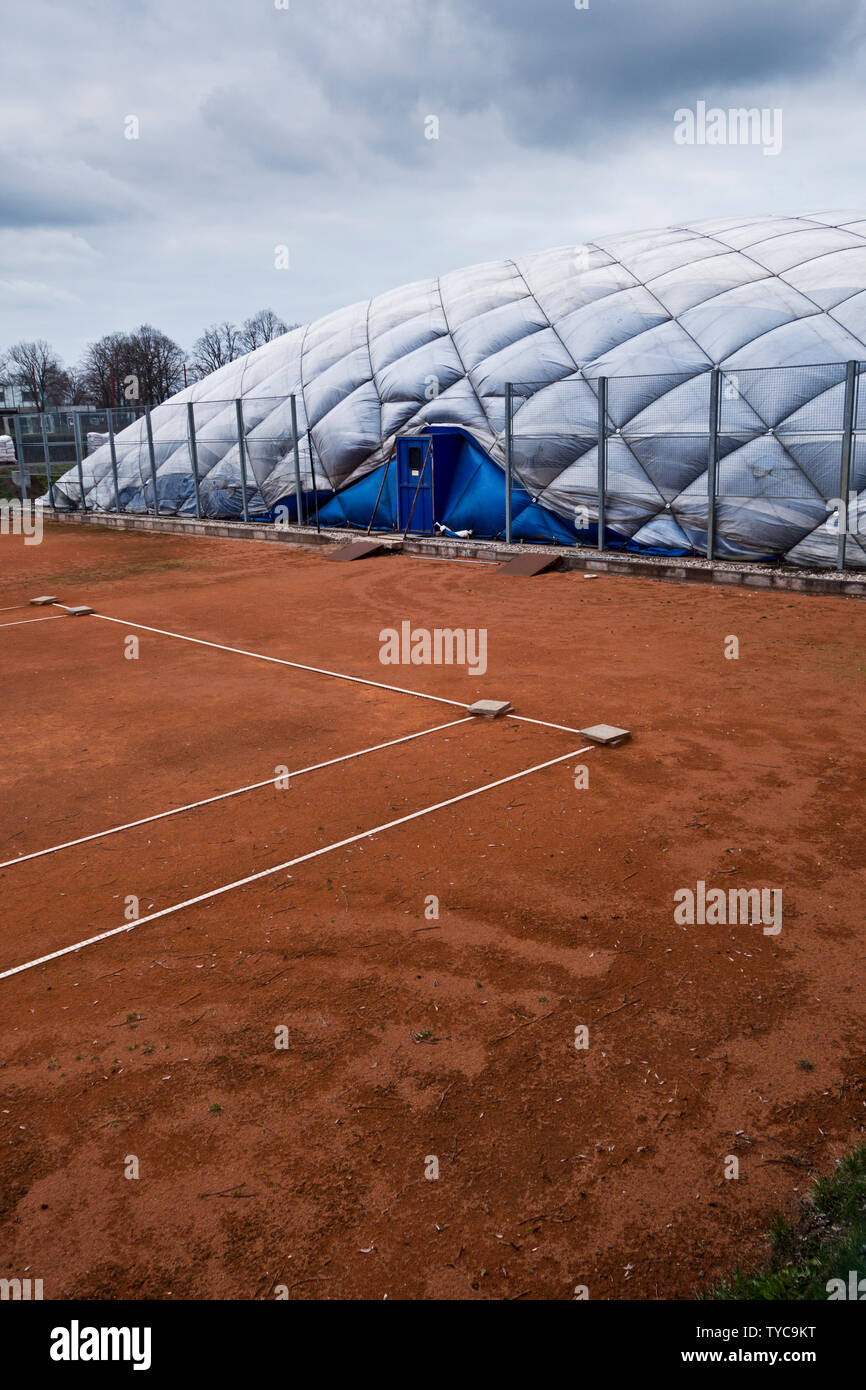 Cupola di aria per sport al coperto e un campo da tennis presso un centro sportivo Foto Stock