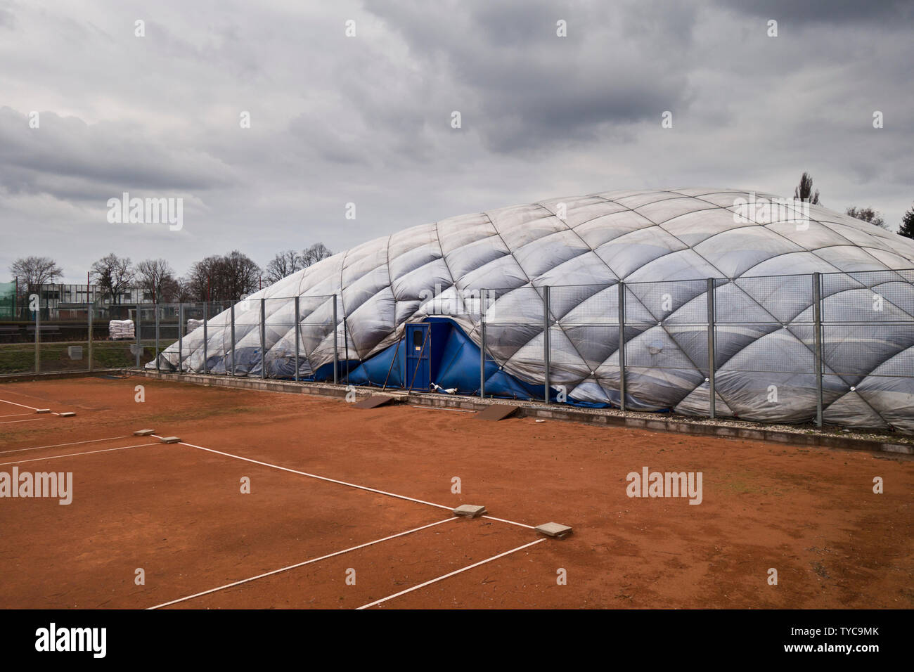 Cupola di aria per sport al coperto e un campo da tennis presso un centro sportivo Foto Stock