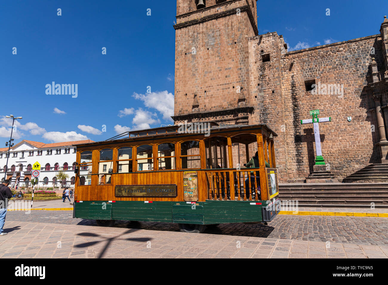 Vecchia vettura tranviaria in legno nella parte anteriore del Templo de San Francisco de Assisi, Chiesa di San Francesco di assisi nella Plaza de San Francisco, Cusco, Perù, così Foto Stock